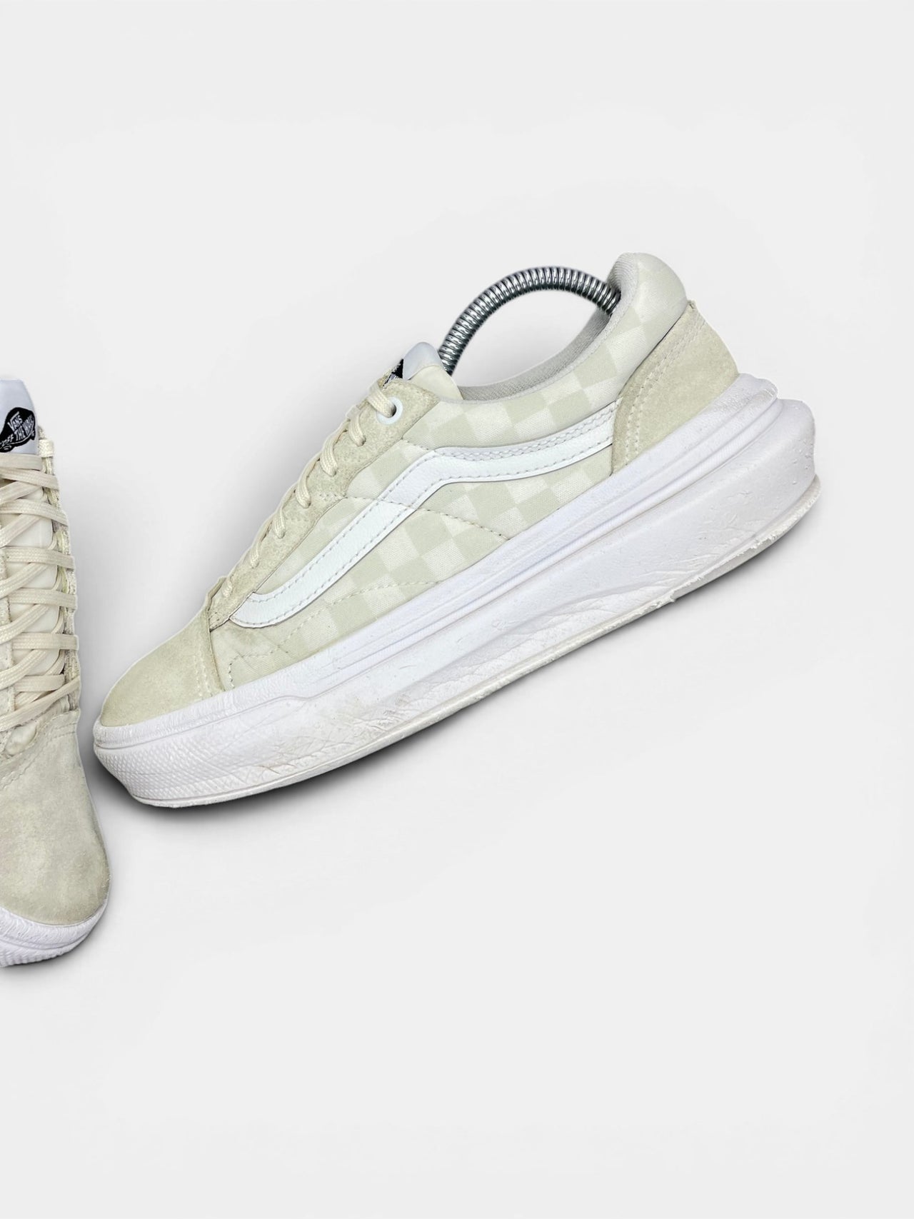 Vans Sneakers — buty sportowe damskie w bardzo dobrym stanie rozmiar 40, widok z góry na wewnętrzną stronę butów