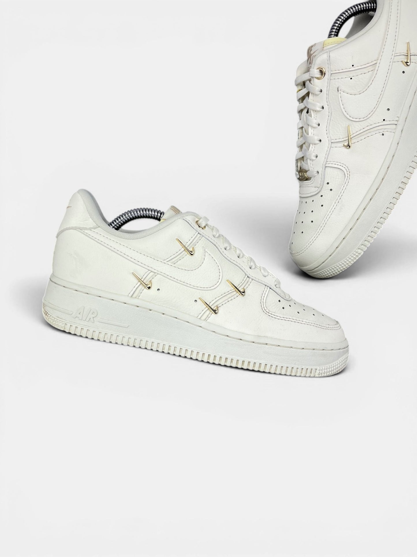 Nike Air Force 1 Low — buty sportowe damskie w bardzo dobrym stanie rozmiar 38.5, zewnętrzny panel lewego buta