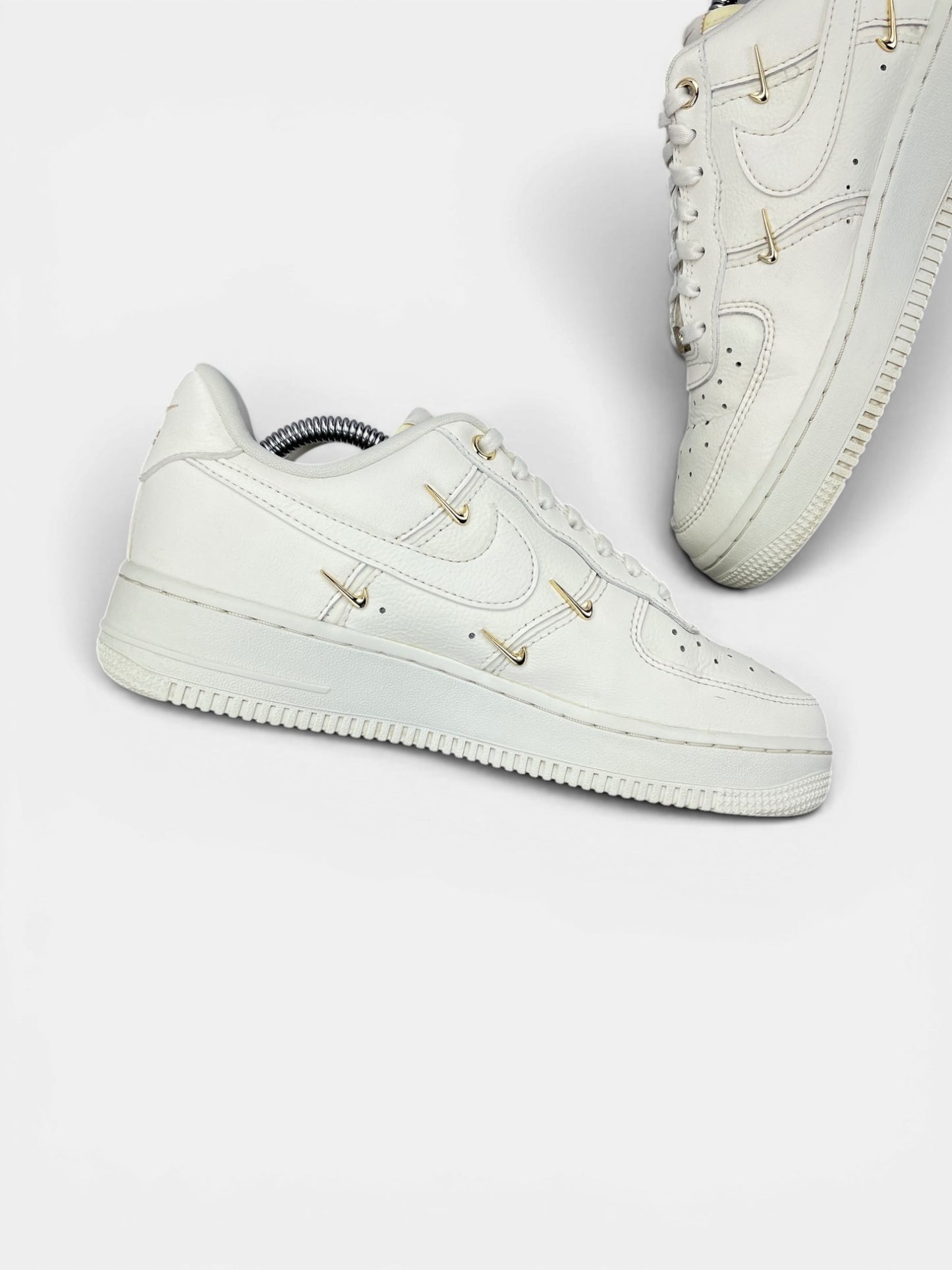 Nike Air Force 1 Low — buty sportowe damskie w bardzo dobrym stanie rozmiar 38.5, wewnętrzny panel lewego buta