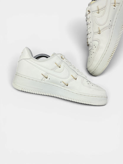 Nike Air Force 1 Low — buty sportowe damskie w bardzo dobrym stanie rozmiar 38.5, wewnętrzny panel lewego buta