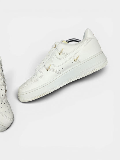Nike Air Force 1 Low — buty sportowe damskie w bardzo dobrym stanie rozmiar 38.5, wewnętrzny panel prawego buta