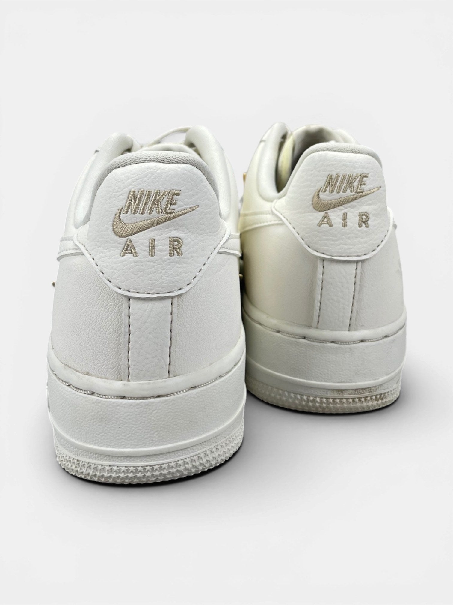 Nike Air Force 1 Low — buty sportowe damskie w bardzo dobrym stanie rozmiar 38.5, widok z tyłu
