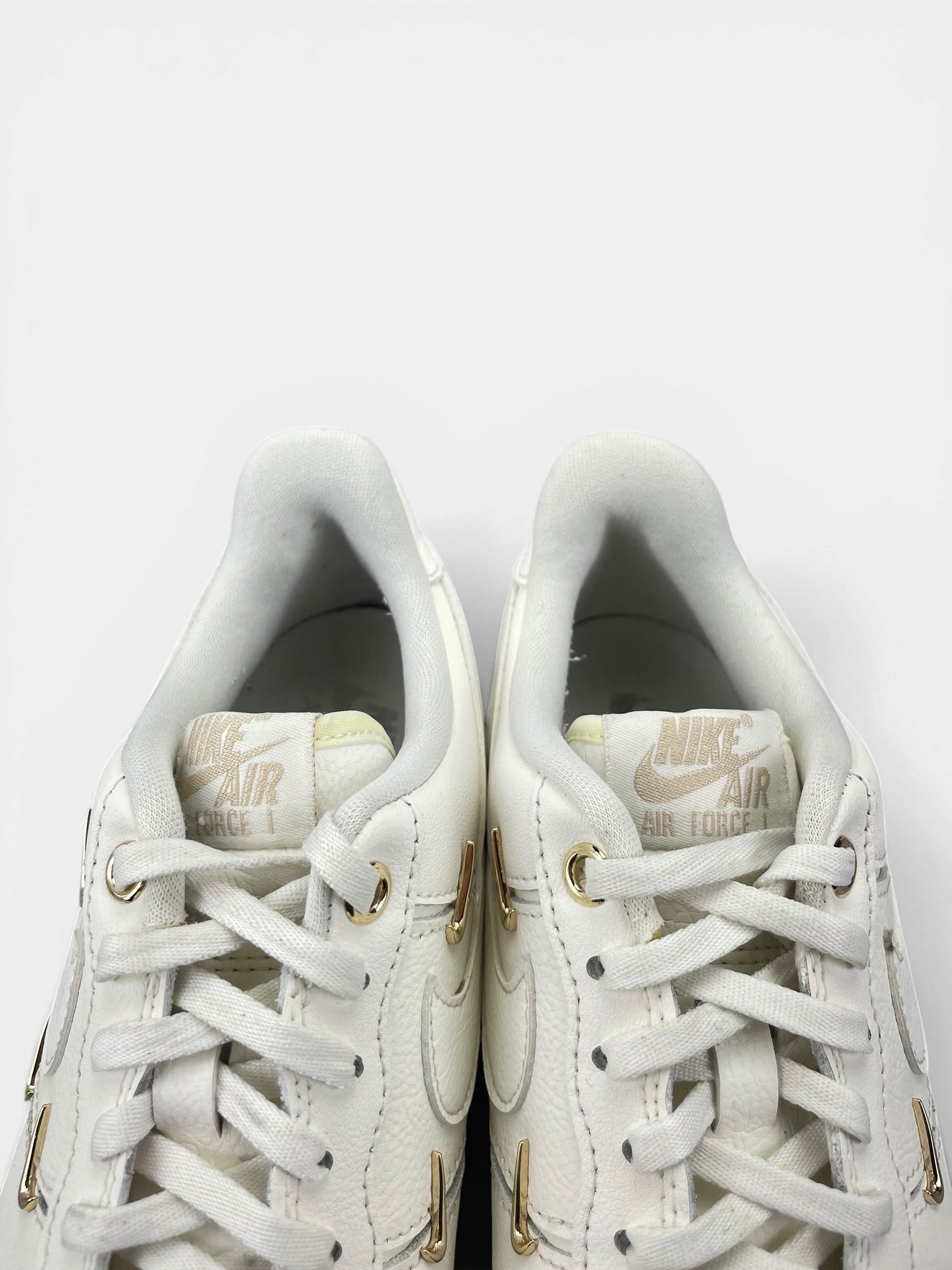 Nike Air Force 1 Low — buty sportowe damskie w bardzo dobrym stanie rozmiar 38.5, zapiętki butów