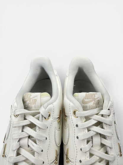 Nike Air Force 1 Low — buty sportowe damskie w bardzo dobrym stanie rozmiar 38.5, zapiętki butów