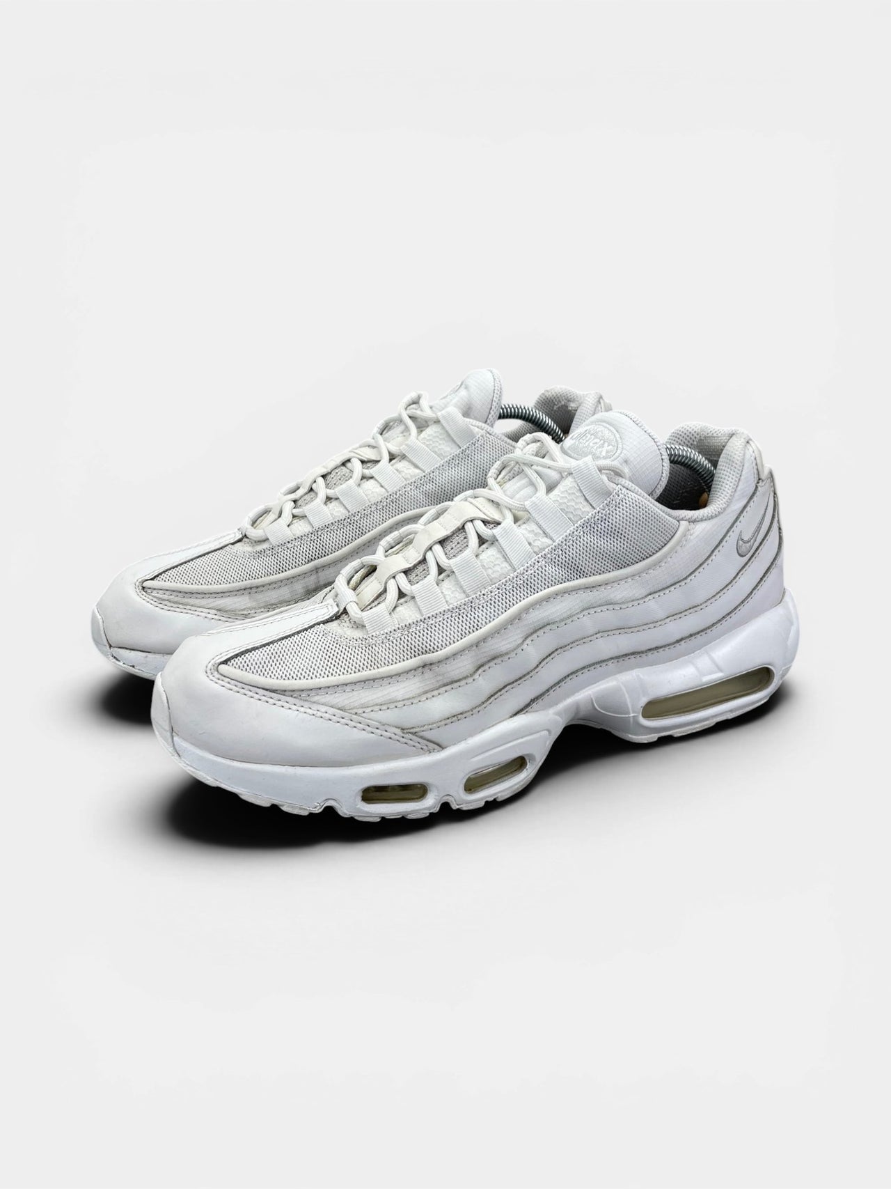 Nike Air Max 95 Essential Triple White — buty sportowe męskie w bardzo dobrym stanie rozmiar 45, widok z boku