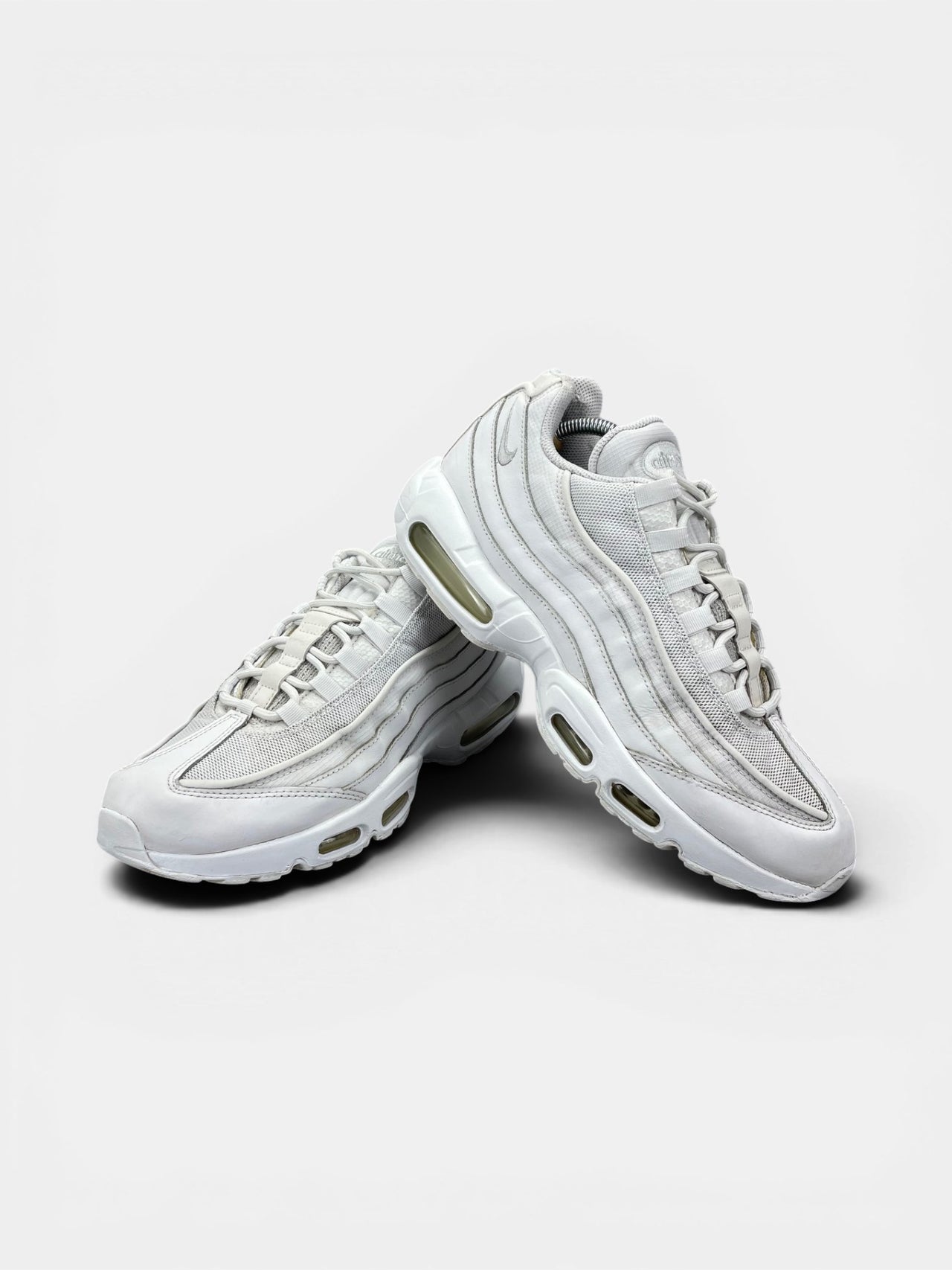 Nike Air Max 95 Essential Triple White — buty sportowe męskie w bardzo dobrym stanie rozmiar 45, boczny profil