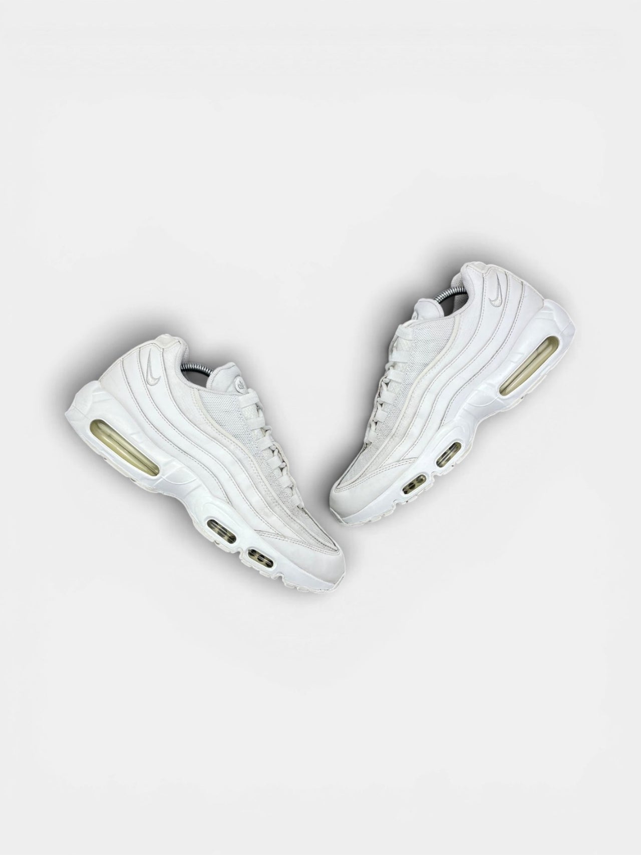 Nike Air Max 95 Essential Triple White — buty sportowe męskie w bardzo dobrym stanie rozmiar 45, widok z góry na zewnętrzną stronę butów