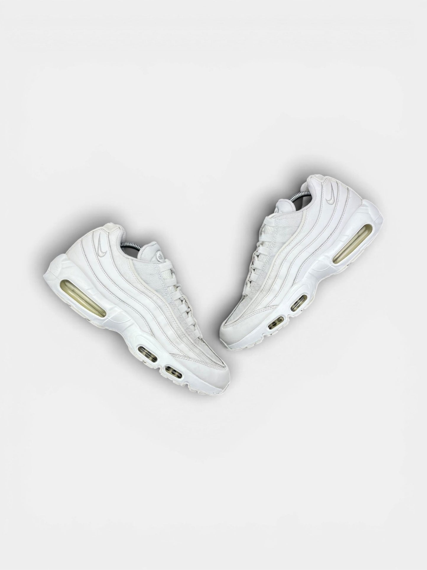 Nike Air Max 95 Essential Triple White — buty sportowe męskie w bardzo dobrym stanie rozmiar 45, widok z góry na zewnętrzną stronę butów
