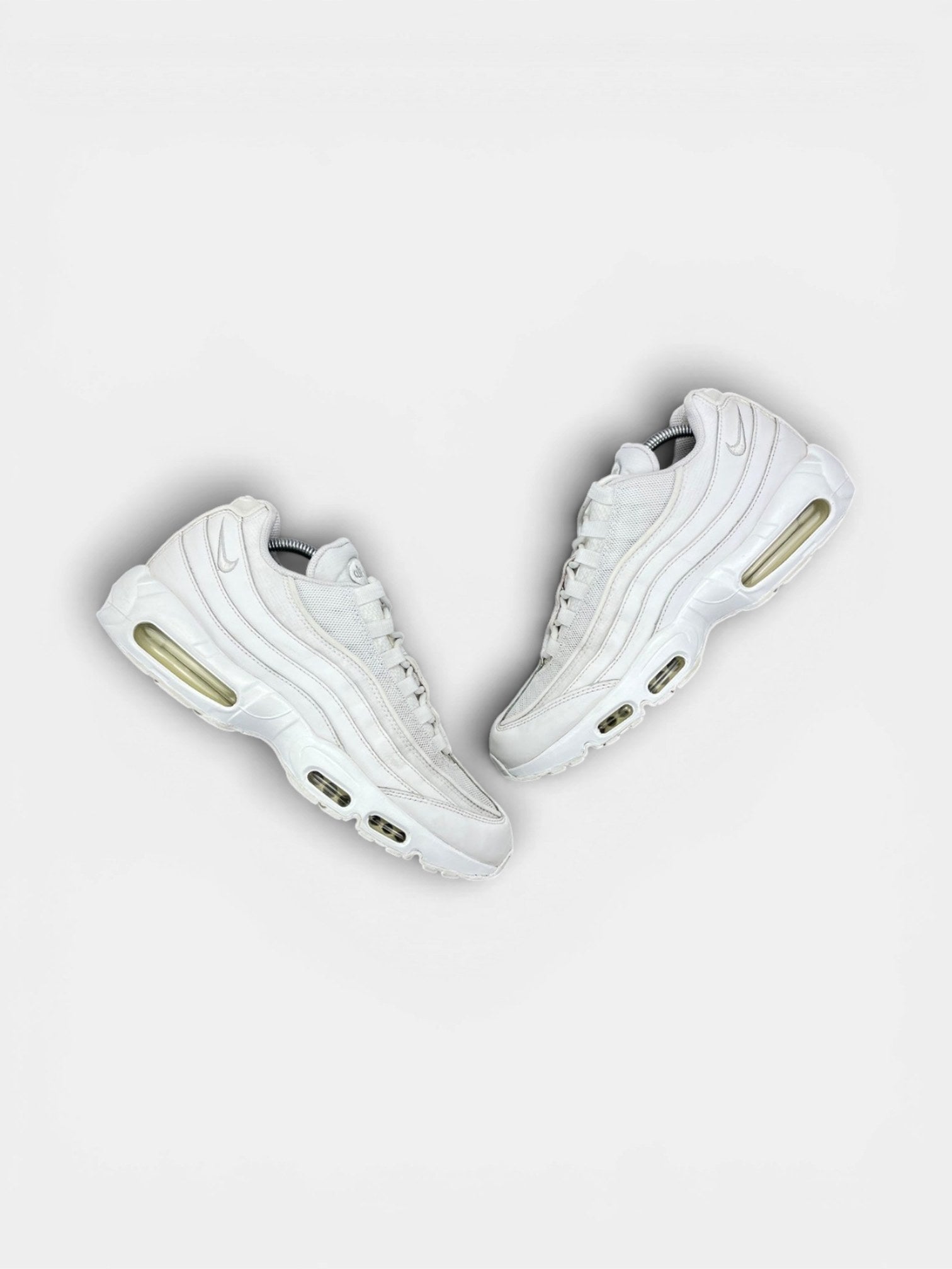 Nike Air Max 95 Essential Triple White — buty sportowe męskie w bardzo dobrym stanie rozmiar 45, widok z góry na zewnętrzną stronę butów