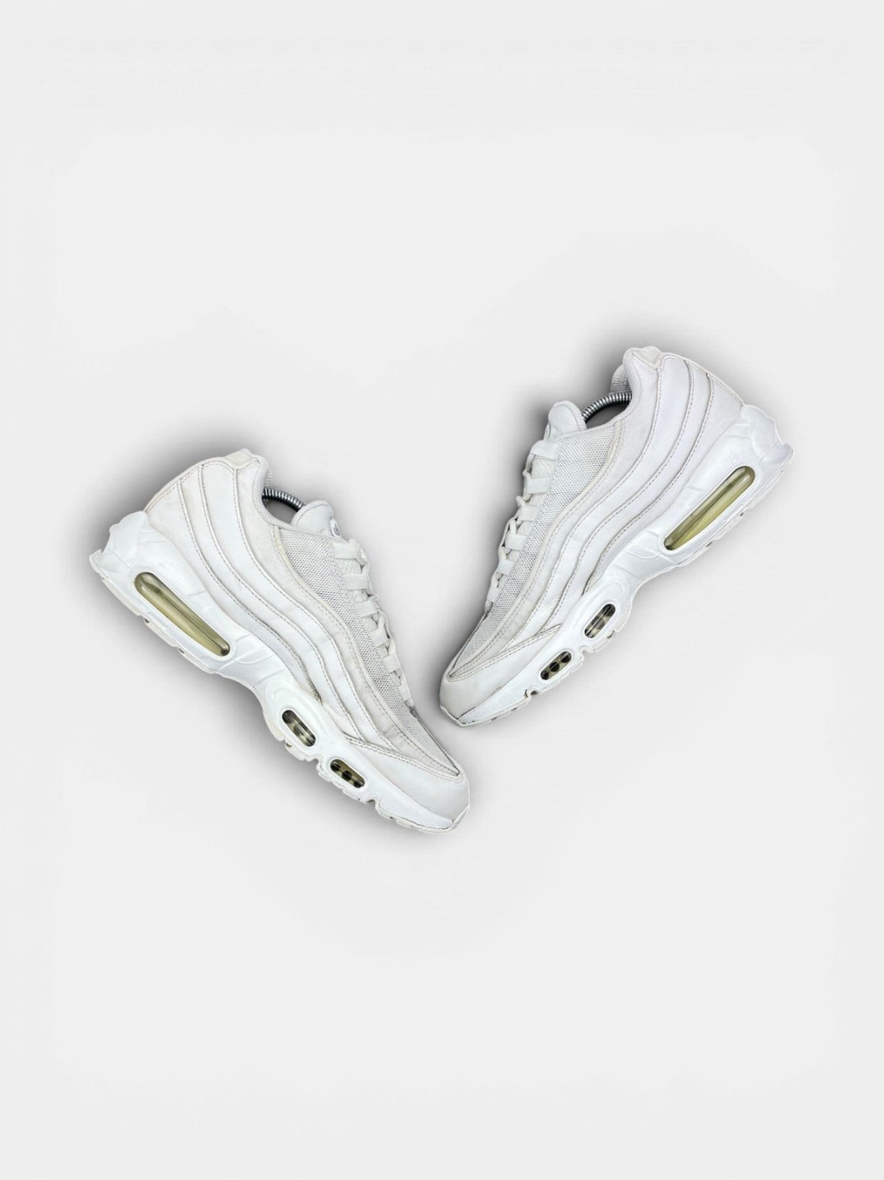 Nike Air Max 95 Essential Triple White — buty sportowe męskie w bardzo dobrym stanie rozmiar 45, zewnętrzny panel prawego buta