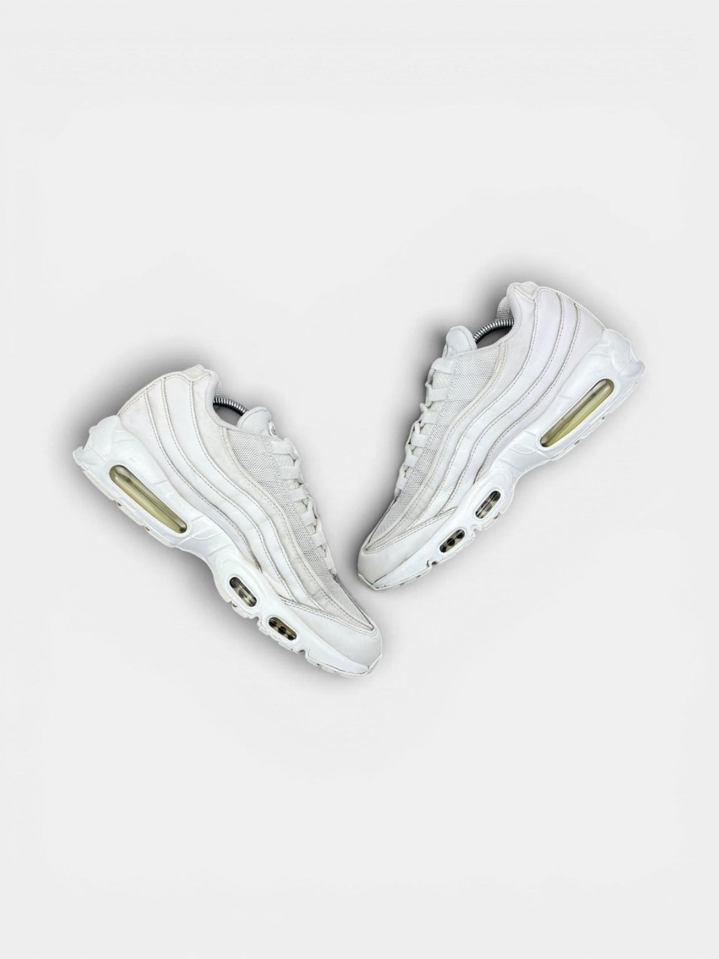 Nike Air Max 95 Essential Triple White — buty sportowe męskie w bardzo dobrym stanie rozmiar 45, zewnętrzny panel prawego buta
