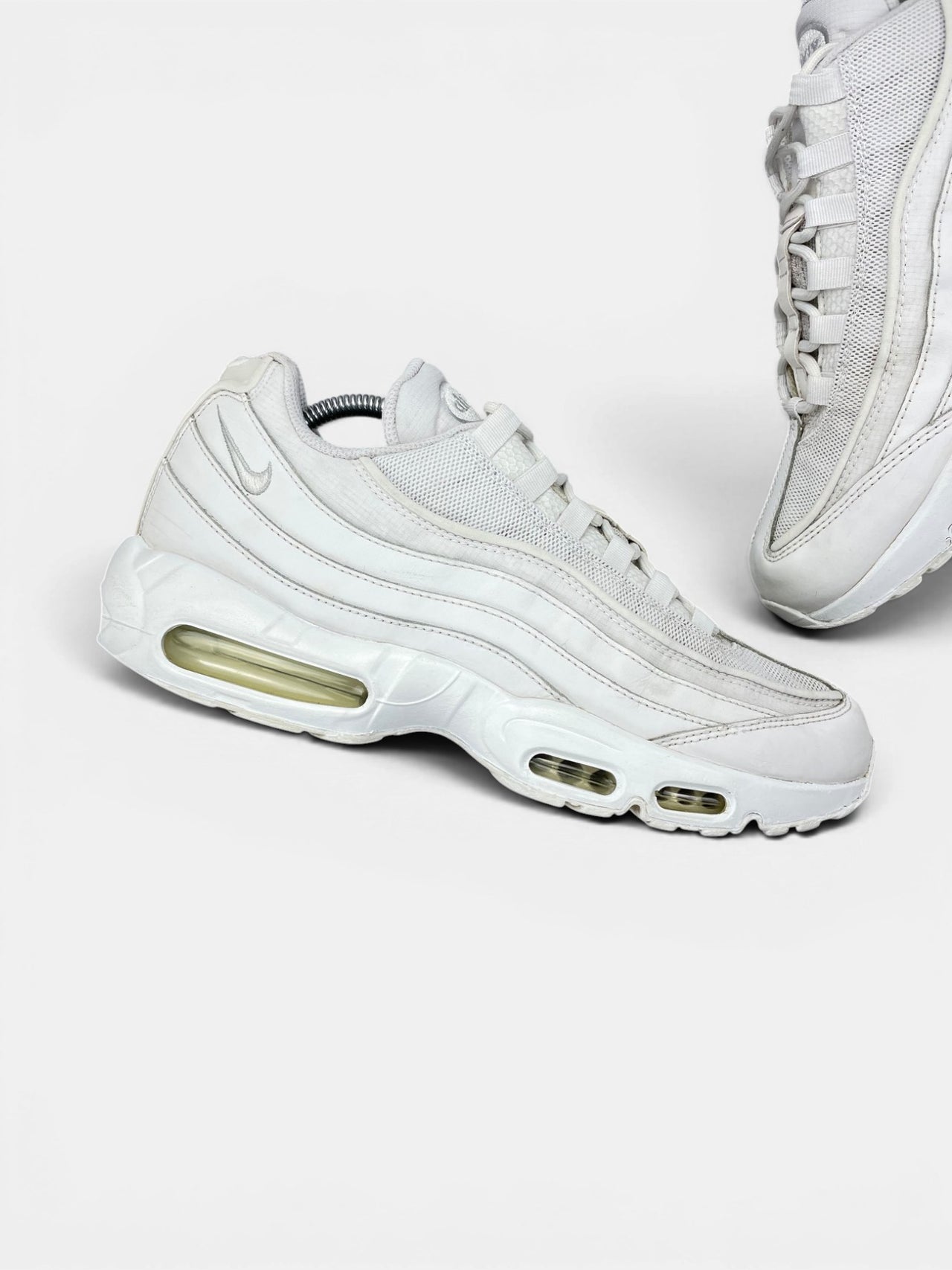 Nike Air Max 95 Essential Triple White — buty sportowe męskie w bardzo dobrym stanie rozmiar 45, zewnętrzny panel lewego buta
