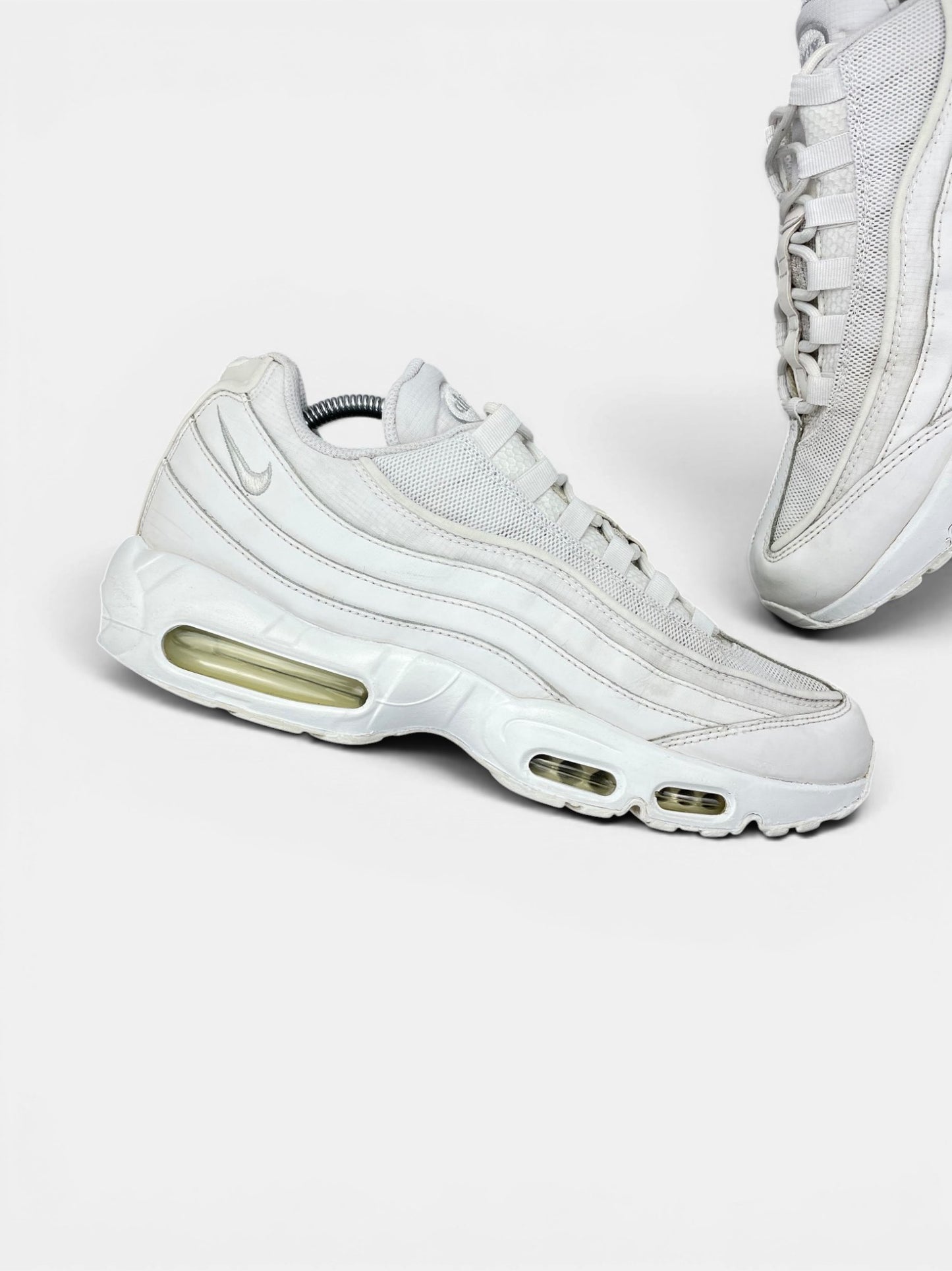 Nike Air Max 95 Essential Triple White — buty sportowe męskie w bardzo dobrym stanie rozmiar 45, zewnętrzny panel lewego buta