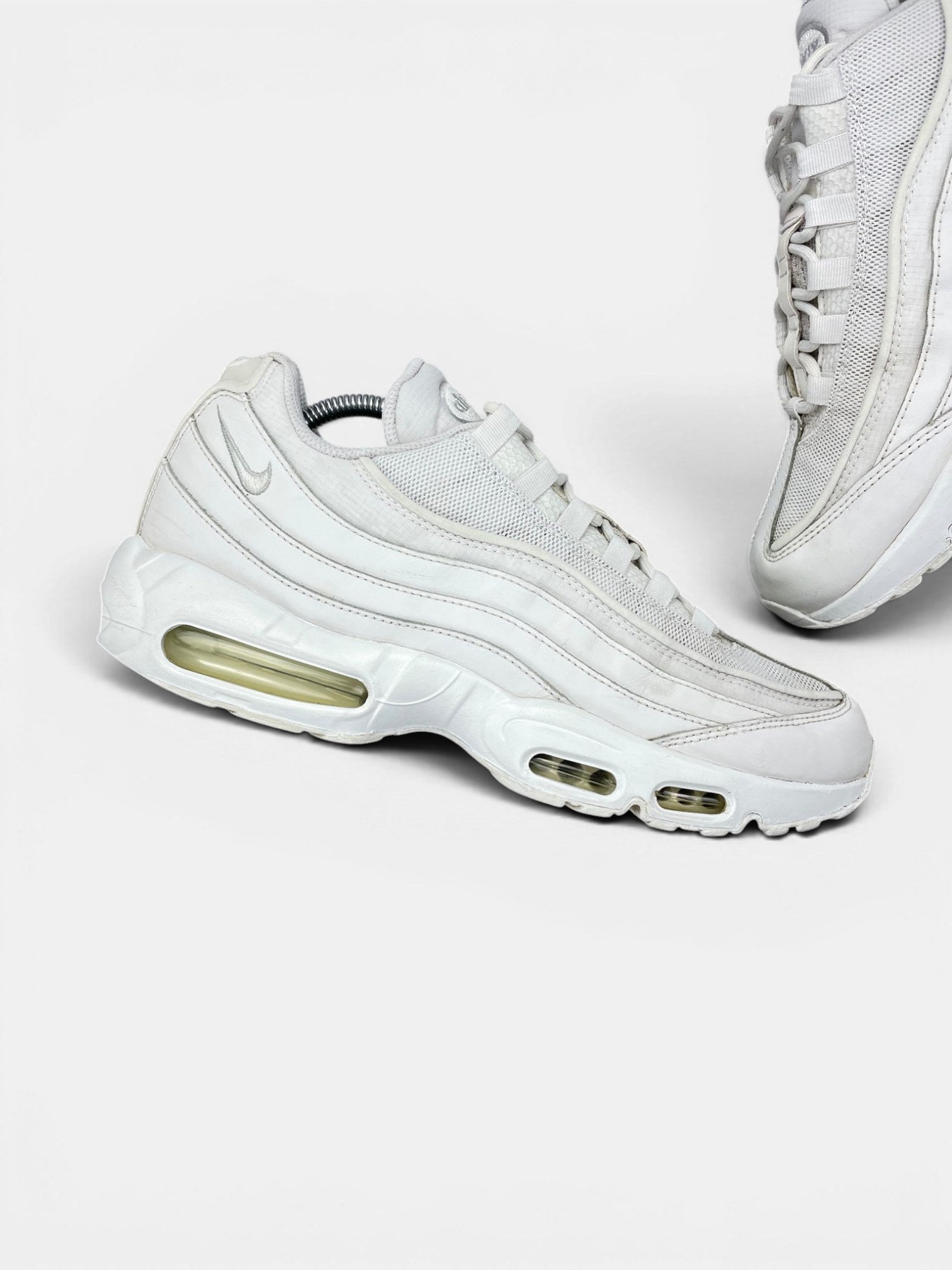 Nike Air Max 95 Essential Triple White — buty sportowe męskie w bardzo dobrym stanie rozmiar 45, zewnętrzny panel lewego buta