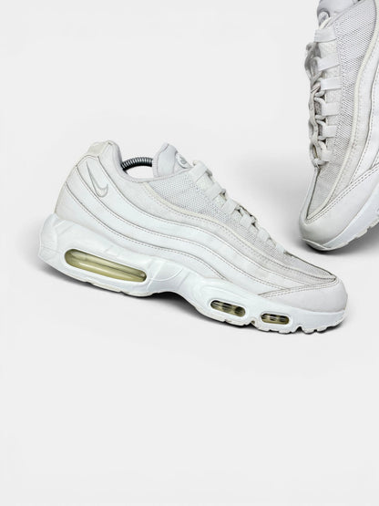 Nike Air Max 95 Essential Triple White — buty sportowe męskie w bardzo dobrym stanie rozmiar 45, zewnętrzny panel lewego buta