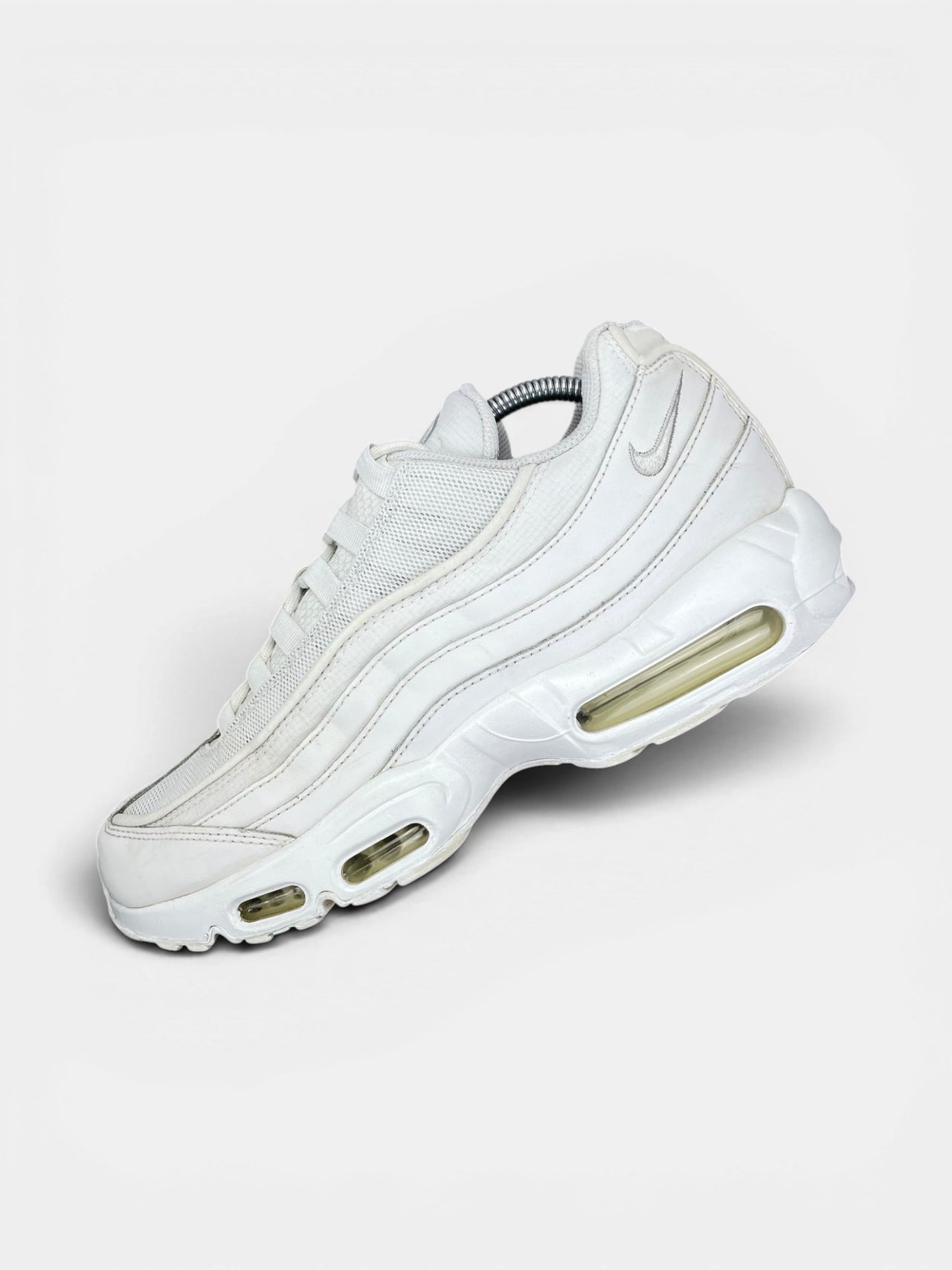 Nike Air Max 95 Essential Triple White — buty sportowe męskie w bardzo dobrym stanie rozmiar 45, widok z góry na wewnętrzną stronę butów