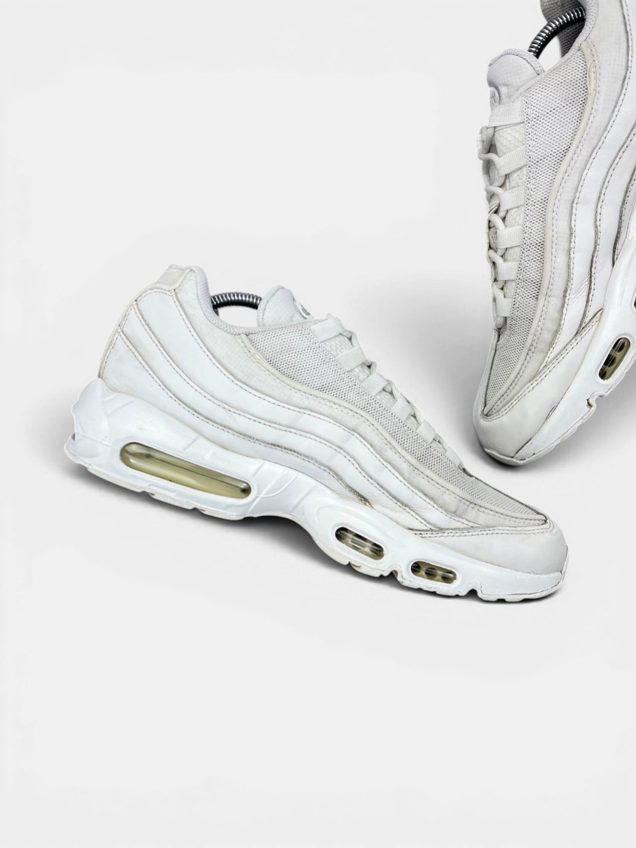 Nike Air Max 95 Essential Triple White — buty sportowe męskie w bardzo dobrym stanie rozmiar 45, wewnętrzny panel lewego buta