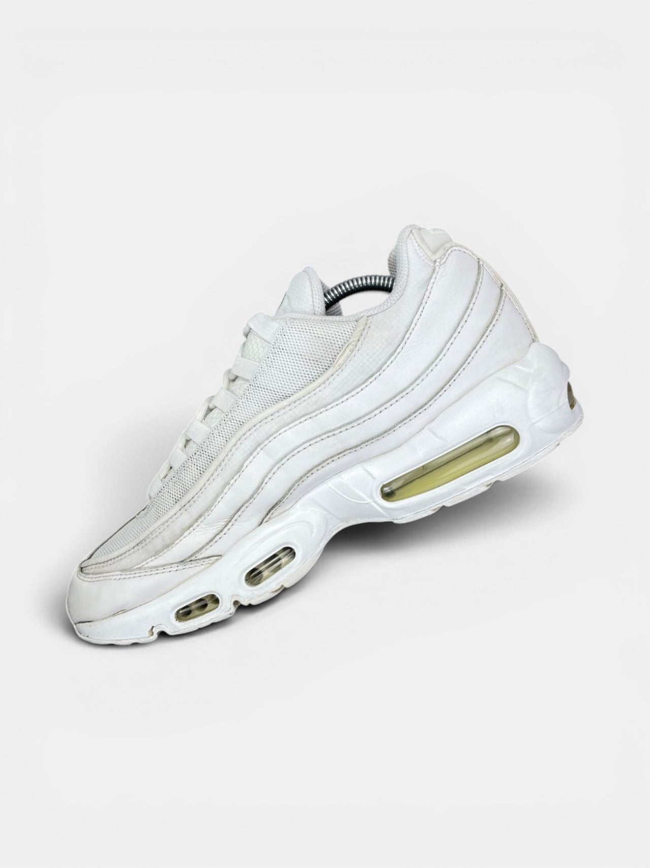 Nike Air Max 95 Essential Triple White — buty sportowe męskie w bardzo dobrym stanie rozmiar 45, wewnętrzny panel prawego buta