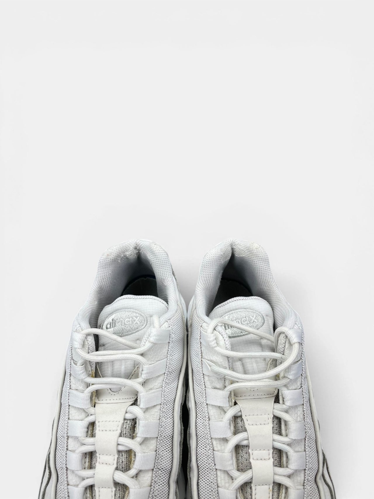 Nike Air Max 95 Essential Triple White — buty sportowe męskie w bardzo dobrym stanie rozmiar 45, zapiętki butów
