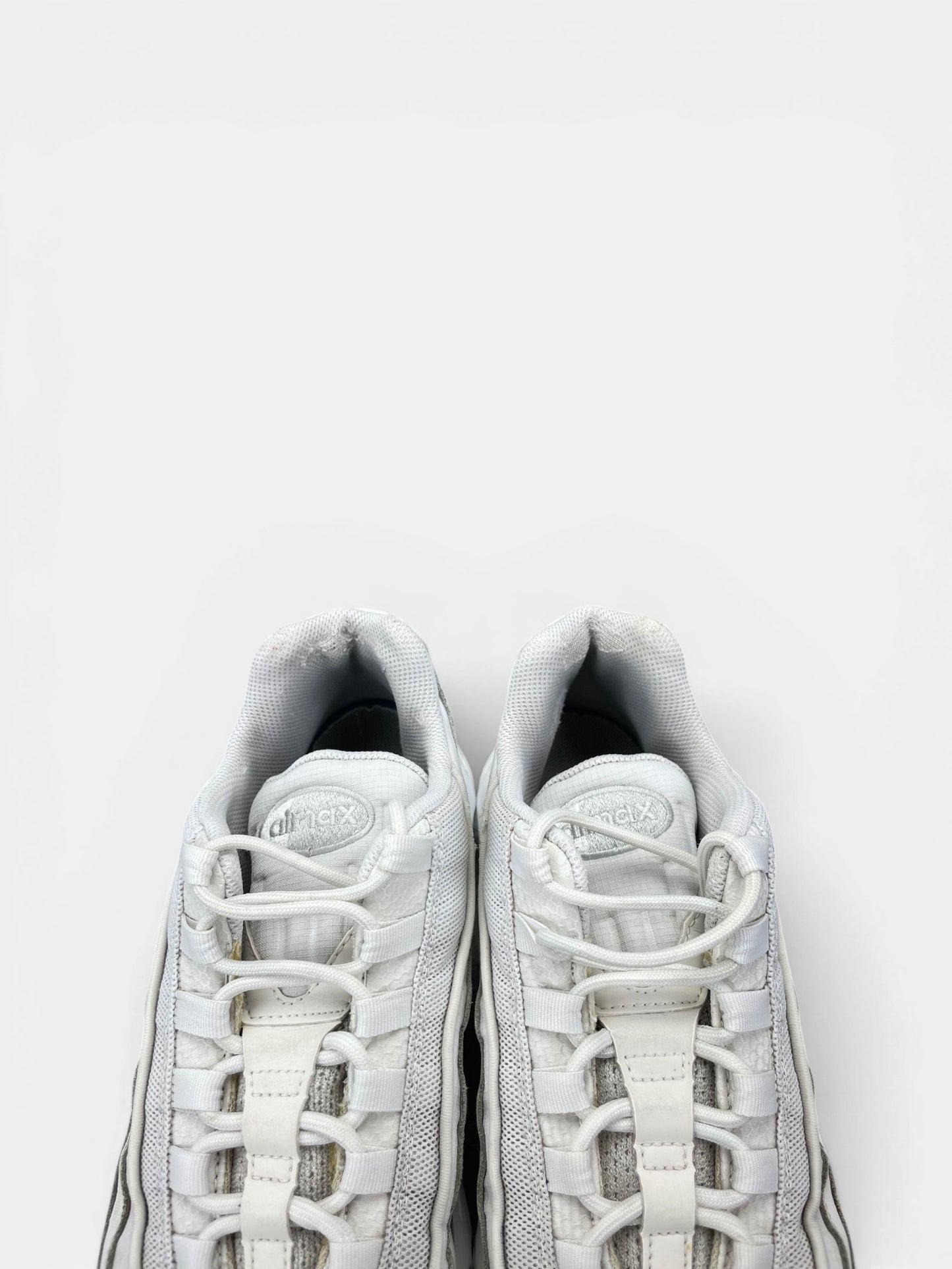 Nike Air Max 95 Essential Triple White — buty sportowe męskie w bardzo dobrym stanie rozmiar 45, zapiętki butów