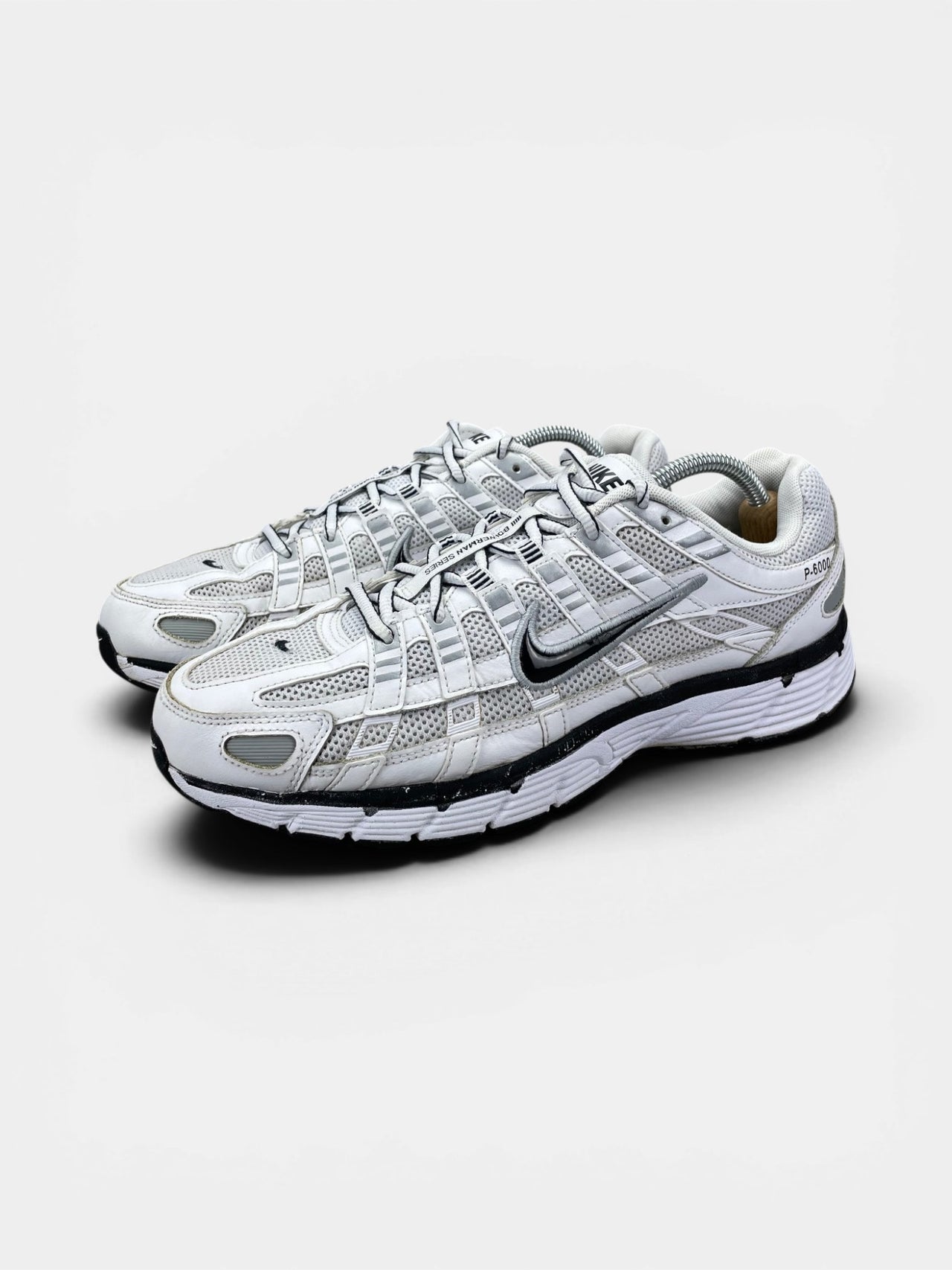 Nike P-6000 P-6000 Metallic Silver — buty sportowe męskie w bardzo dobrym stanie rozmiar 44, widok z boku