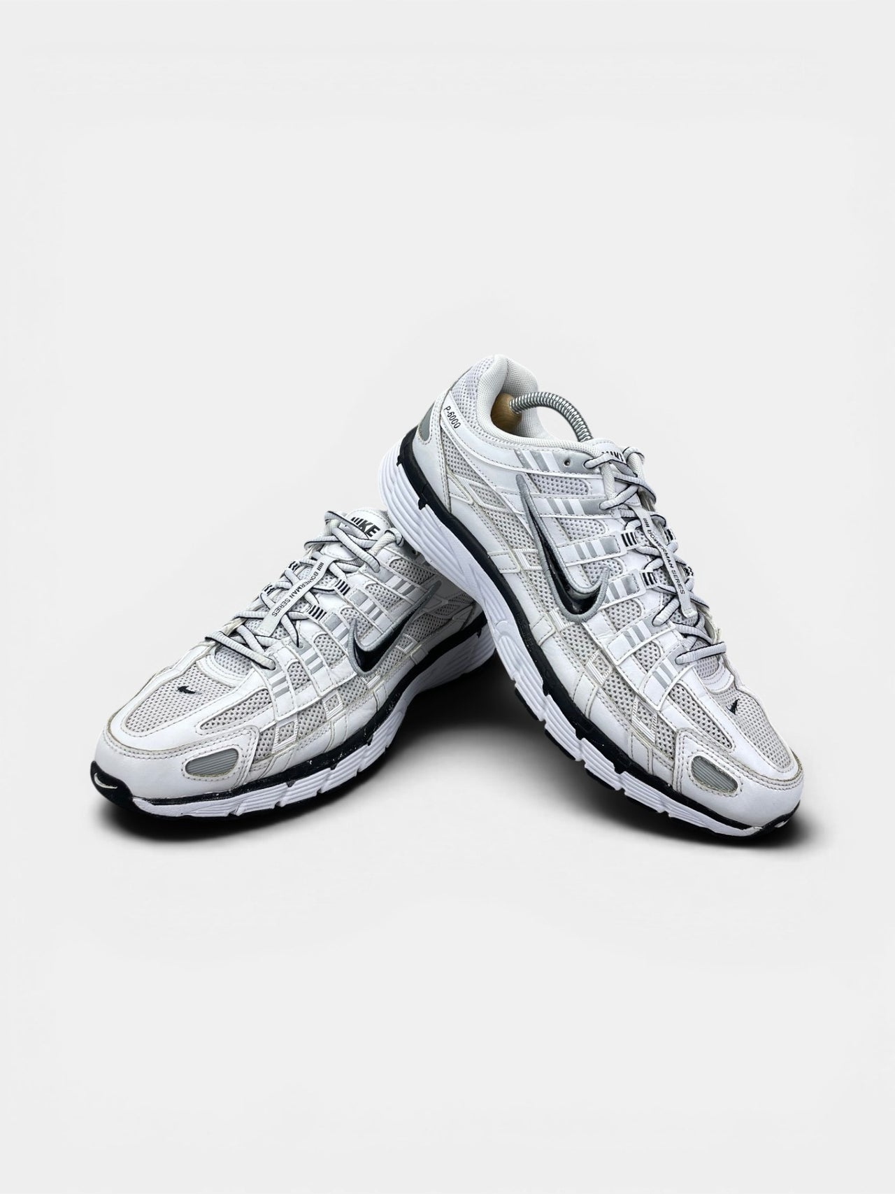 Nike P-6000 P-6000 Metallic Silver — buty sportowe męskie w bardzo dobrym stanie rozmiar 44, boczny profil