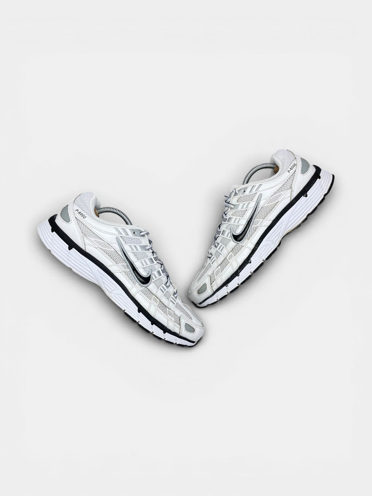 Nike P-6000 P-6000 Metallic Silver — buty sportowe męskie w bardzo dobrym stanie rozmiar 44, widok z góry na zewnętrzną stronę butów