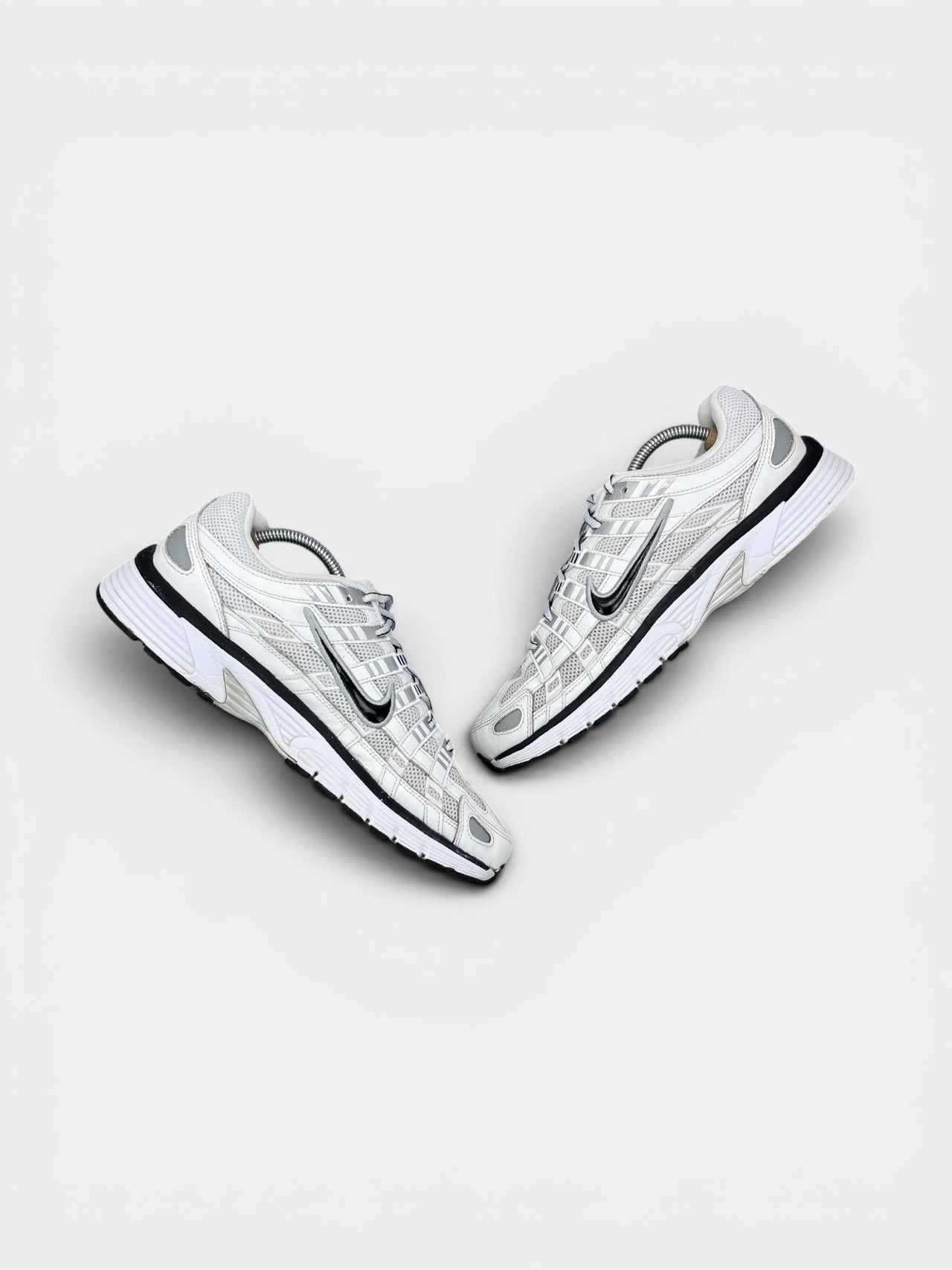 Nike P-6000 P-6000 Metallic Silver — buty sportowe męskie w bardzo dobrym stanie rozmiar 44, zewnętrzny panel prawego buta