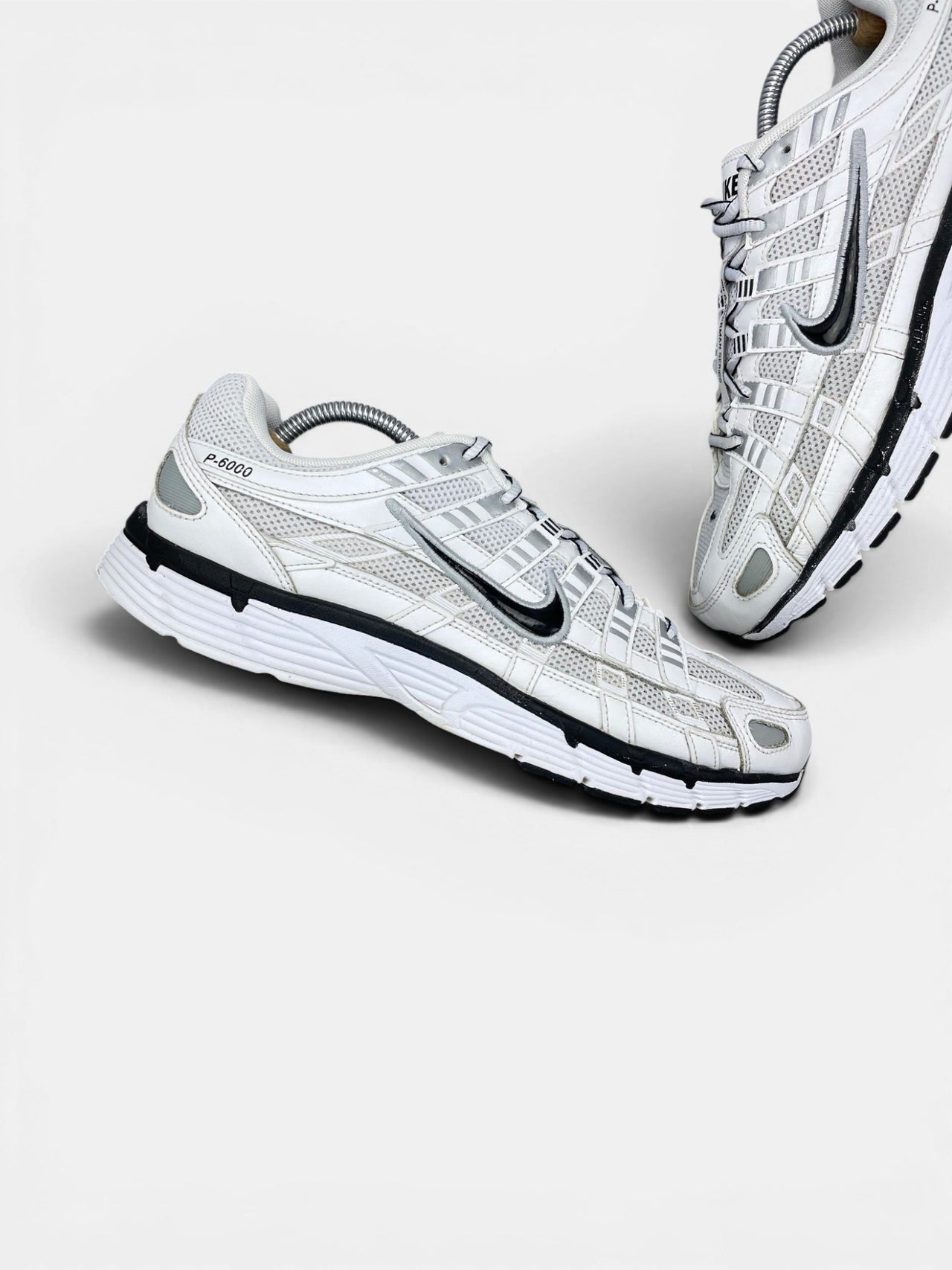 Nike P-6000 P-6000 Metallic Silver — buty sportowe męskie w bardzo dobrym stanie rozmiar 44, zewnętrzny panel lewego buta