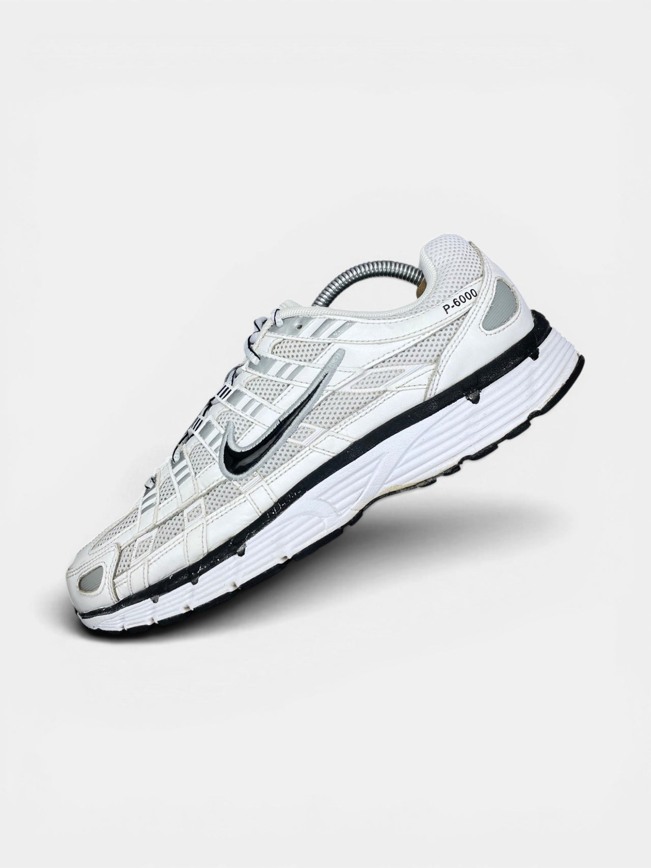 Nike P-6000 P-6000 Metallic Silver — buty sportowe męskie w bardzo dobrym stanie rozmiar 44, widok z góry na wewnętrzną stronę butów