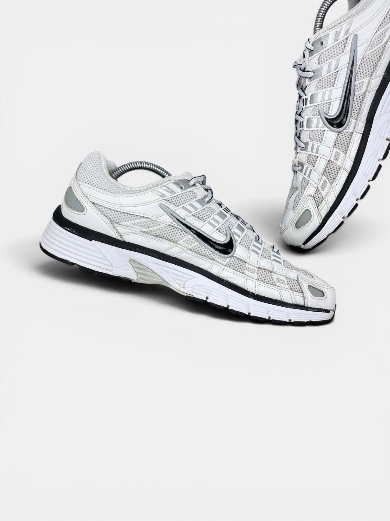 Nike P-6000 P-6000 Metallic Silver — buty sportowe męskie w bardzo dobrym stanie rozmiar 44, wewnętrzny panel lewego buta