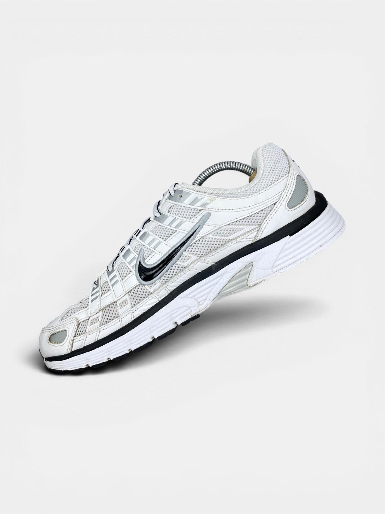 Nike P-6000 P-6000 Metallic Silver — buty sportowe męskie w bardzo dobrym stanie rozmiar 44, wewnętrzny panel prawego buta