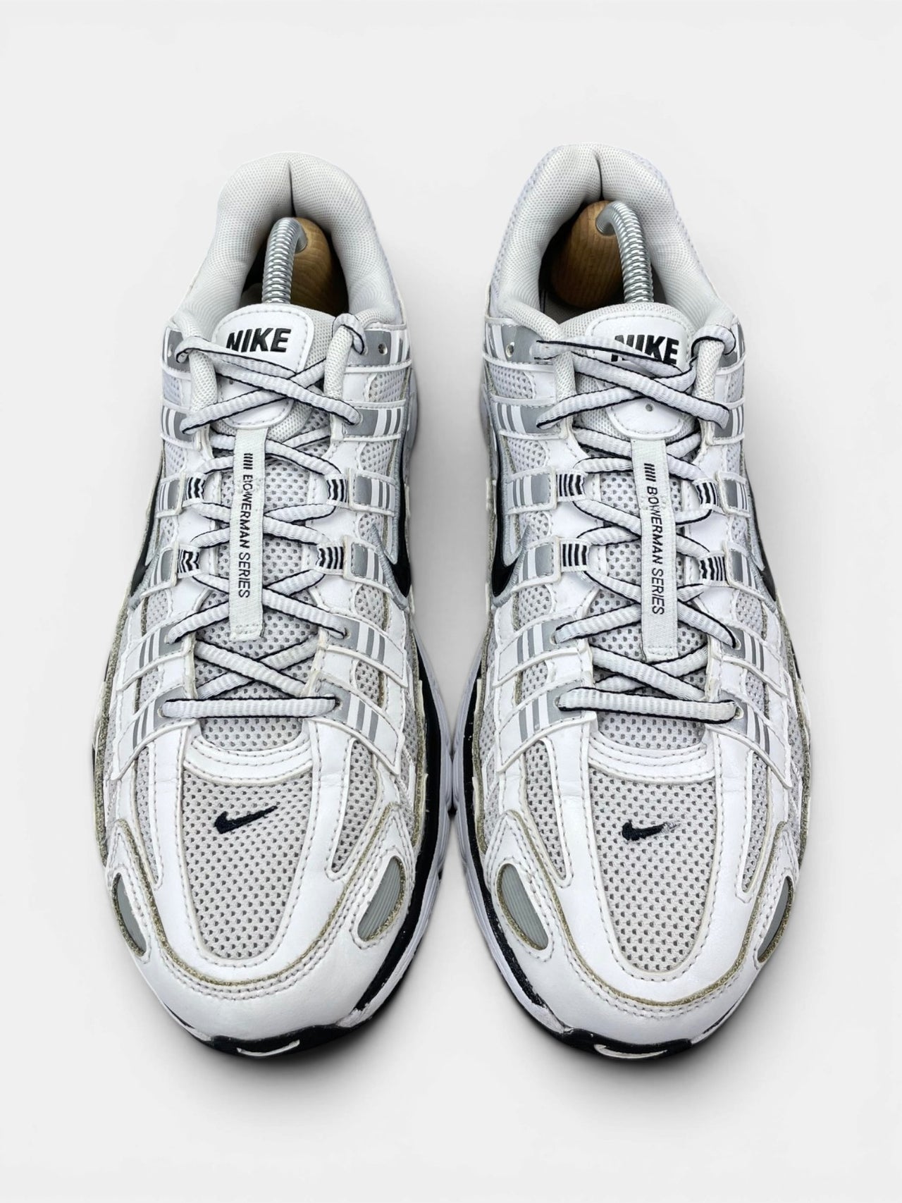Nike P-6000 P-6000 Metallic Silver — buty sportowe męskie w bardzo dobrym stanie rozmiar 44, widok z góry