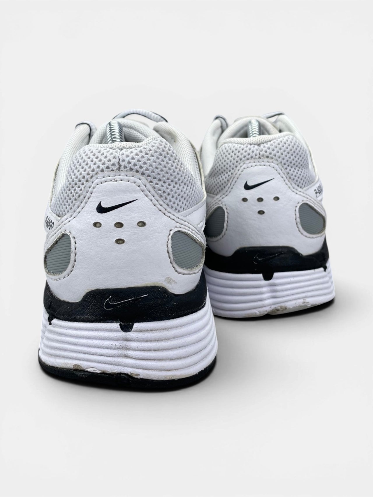 Nike P-6000 P-6000 Metallic Silver — buty sportowe męskie w bardzo dobrym stanie rozmiar 44, widok z tyłu