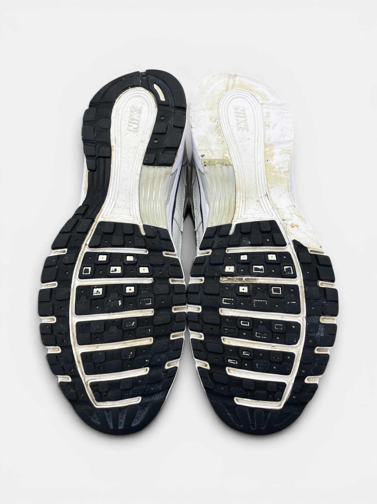 Nike P-6000 P-6000 Metallic Silver — buty sportowe męskie w bardzo dobrym stanie rozmiar 44, podeszwa