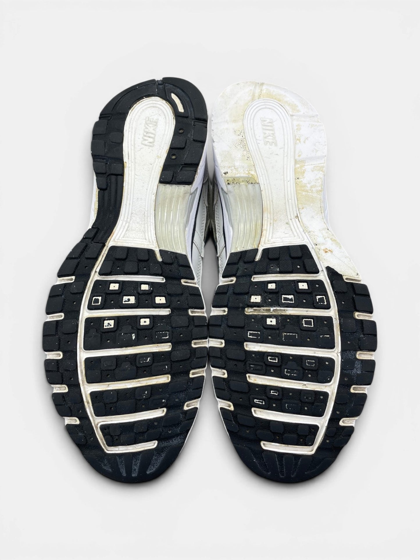 Nike P-6000 P-6000 Metallic Silver — buty sportowe męskie w bardzo dobrym stanie rozmiar 44, podeszwa