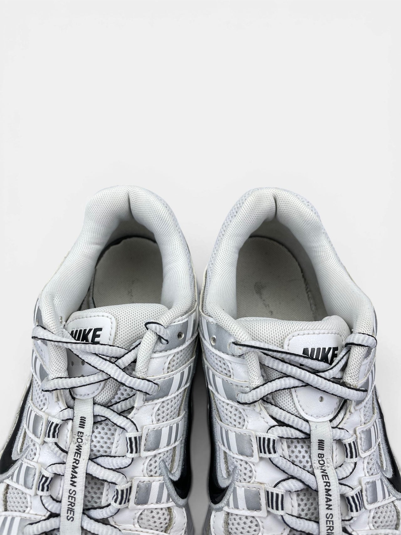 Nike P-6000 P-6000 Metallic Silver — buty sportowe męskie w bardzo dobrym stanie rozmiar 44, zapiętki butów