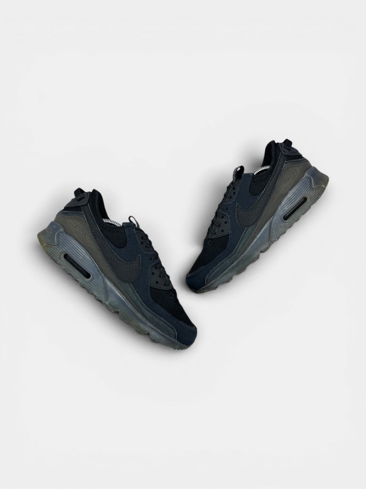 Nike Air Max Terrascape 90 — buty sportowe męskie w bardzo dobrym stanie rozmiar 41, widok z góry na zewnętrzną stronę butów