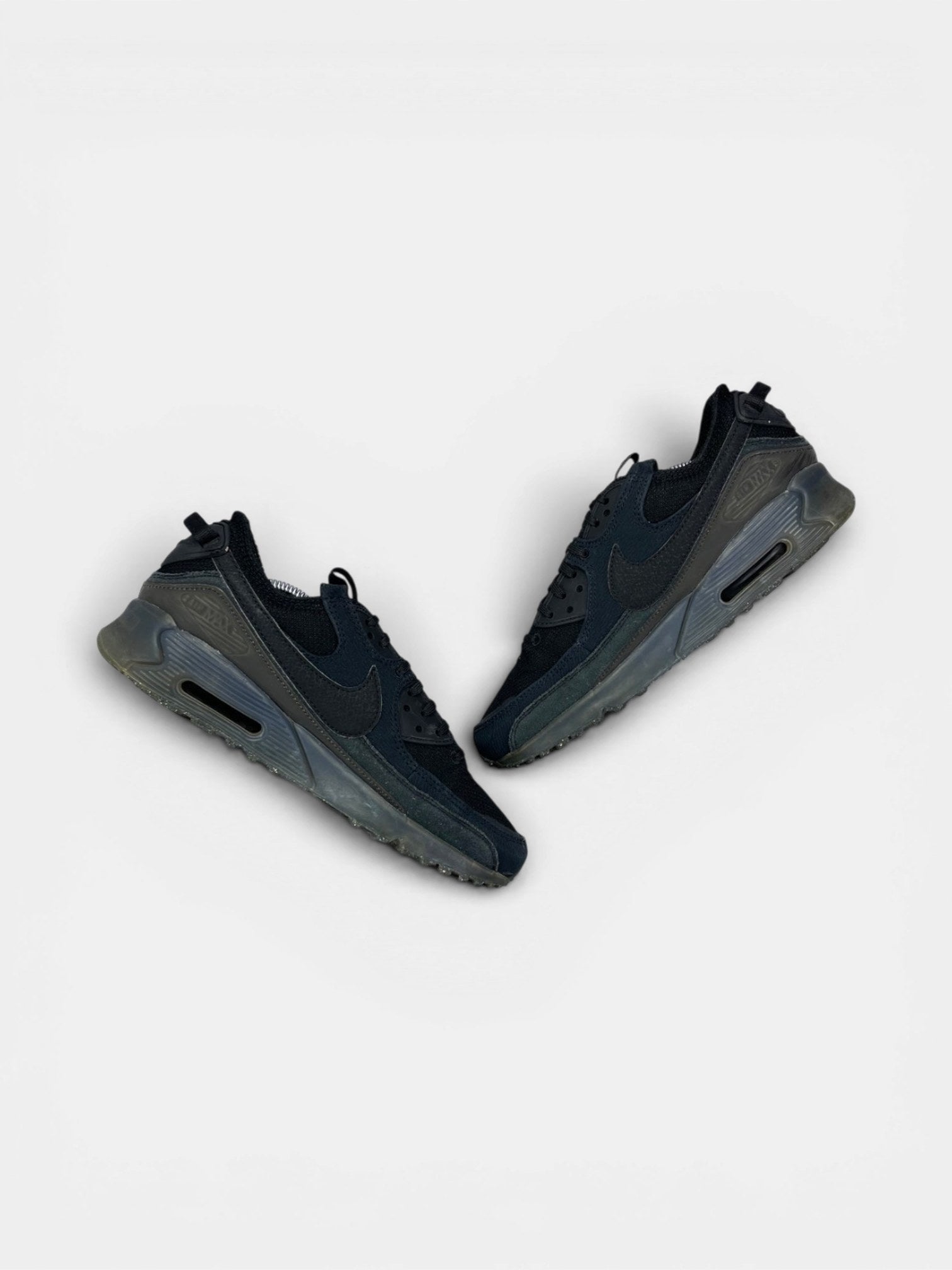 Nike Air Max Terrascape 90 — buty sportowe męskie w bardzo dobrym stanie rozmiar 41, zewnętrzny panel prawego buta