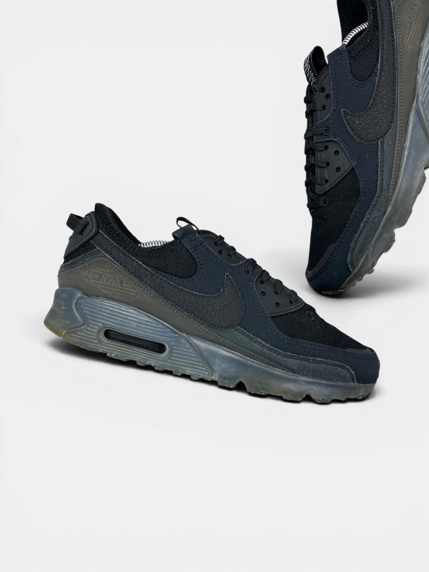 Nike Air Max Terrascape 90 — buty sportowe męskie w bardzo dobrym stanie rozmiar 41, zewnętrzny panel lewego buta