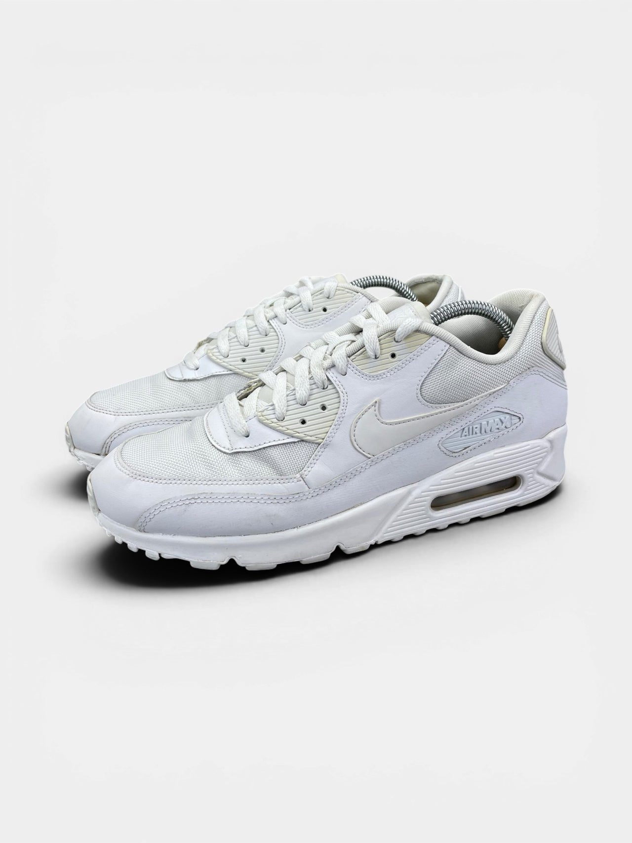 Nike Air Max 90 Triple White — buty sportowe męskie w bardzo dobrym stanie rozmiar 43, widok z boku
