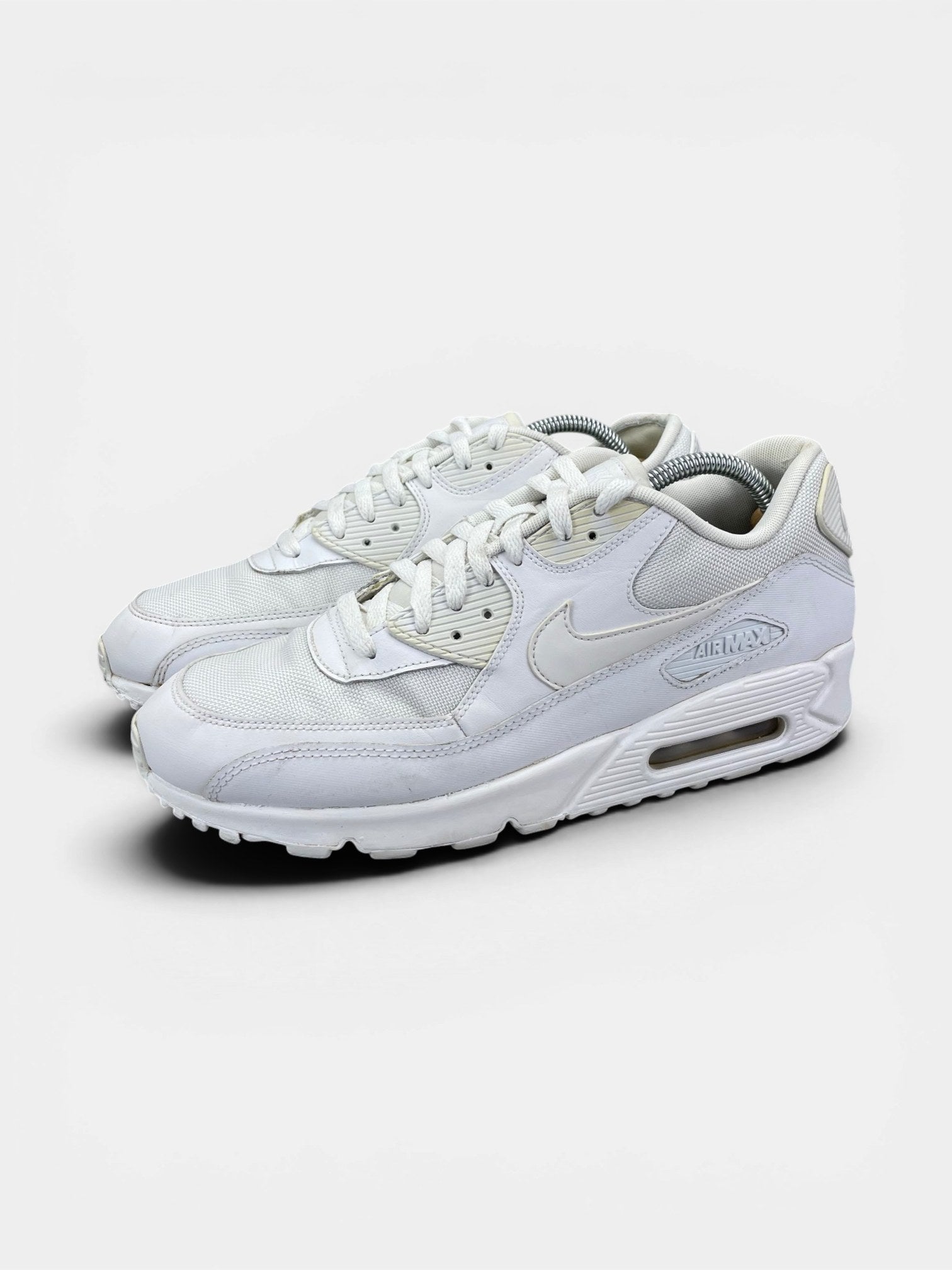 Nike Air Max 90 Triple White — buty sportowe męskie w bardzo dobrym stanie rozmiar 43, widok z boku