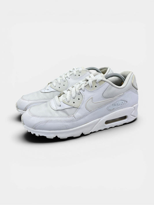 Nike Air Max 90 Triple White — buty sportowe męskie w bardzo dobrym stanie rozmiar 43, widok z boku