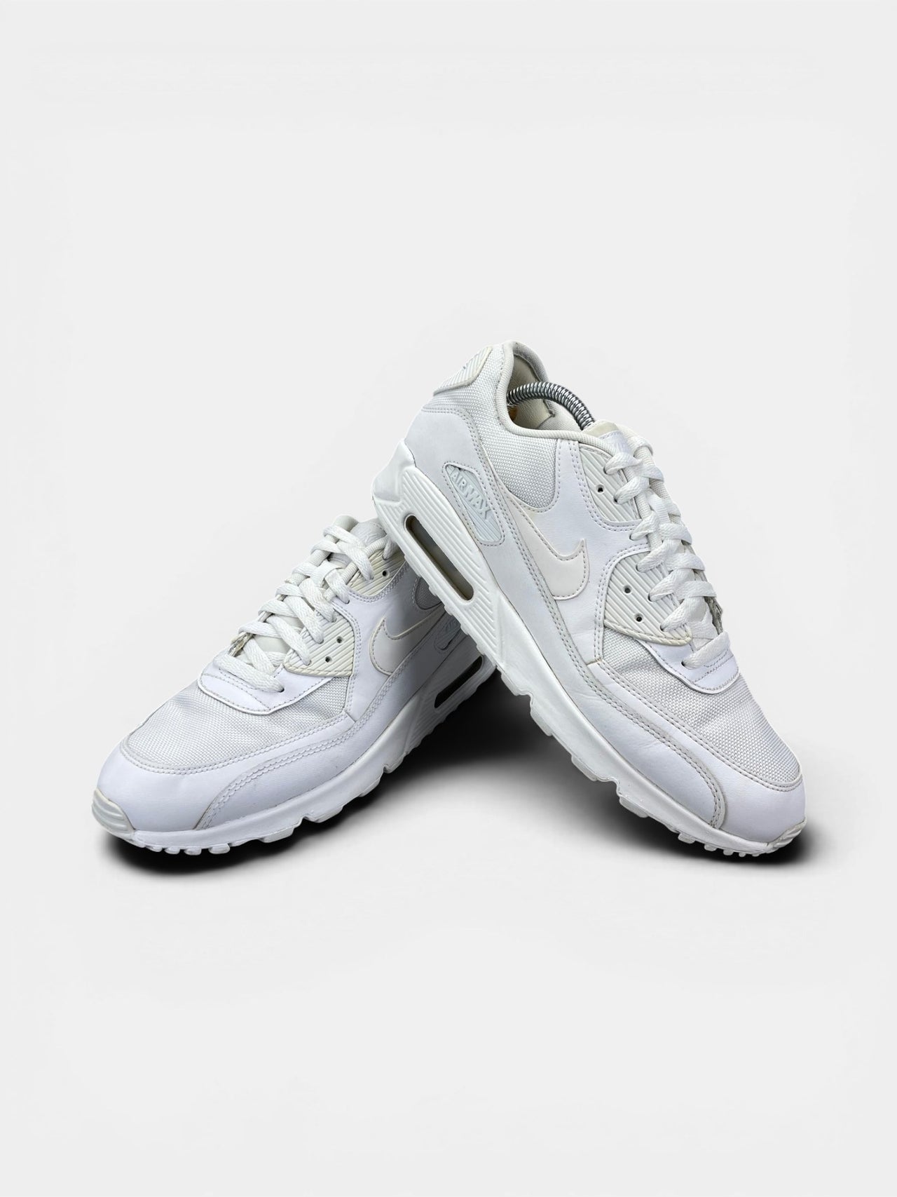 Nike Air Max 90 Triple White — buty sportowe męskie w bardzo dobrym stanie rozmiar 43, boczny profil