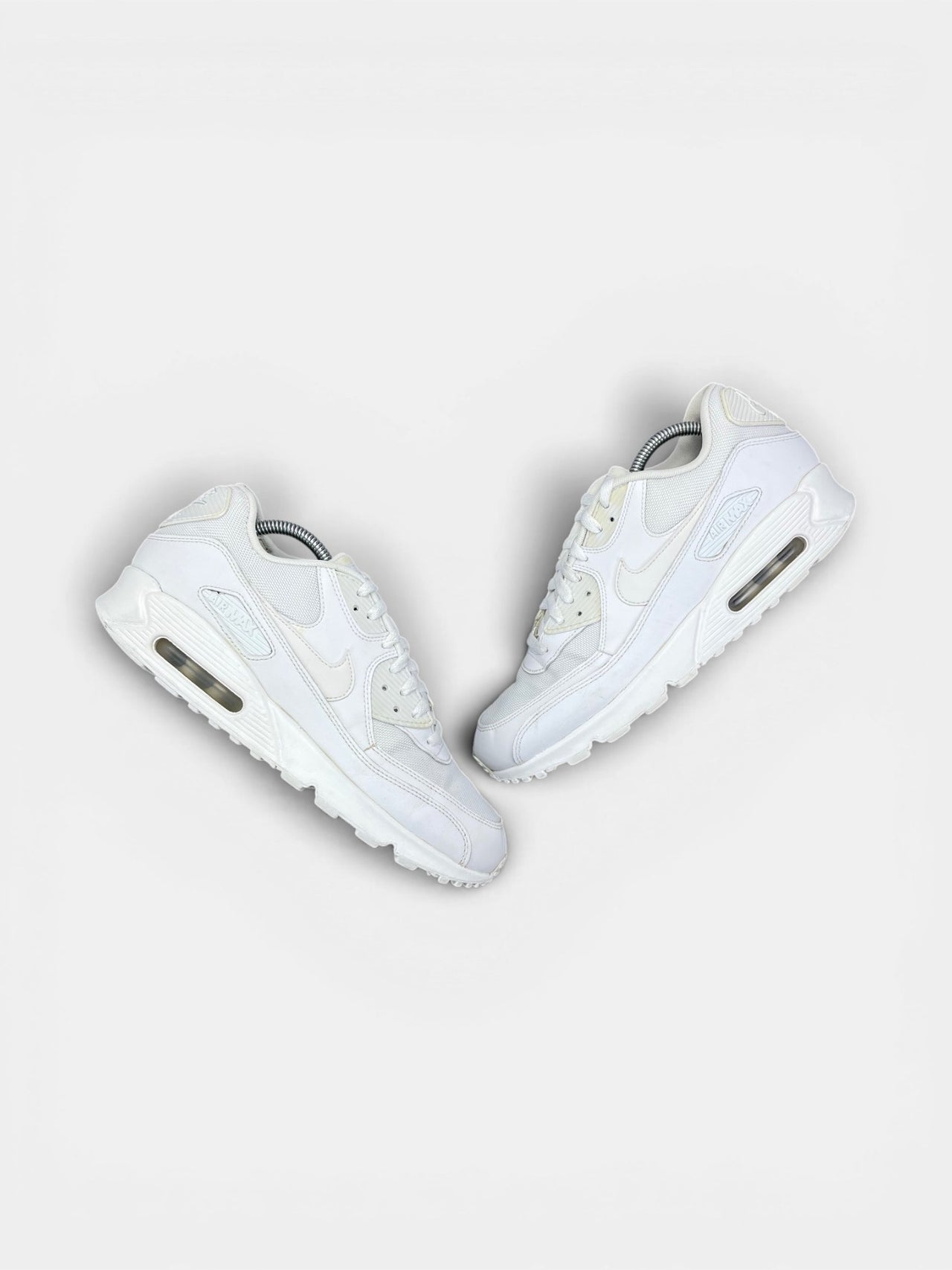 Nike Air Max 90 Triple White — buty sportowe męskie w bardzo dobrym stanie rozmiar 43, widok z góry na zewnętrzną stronę butów