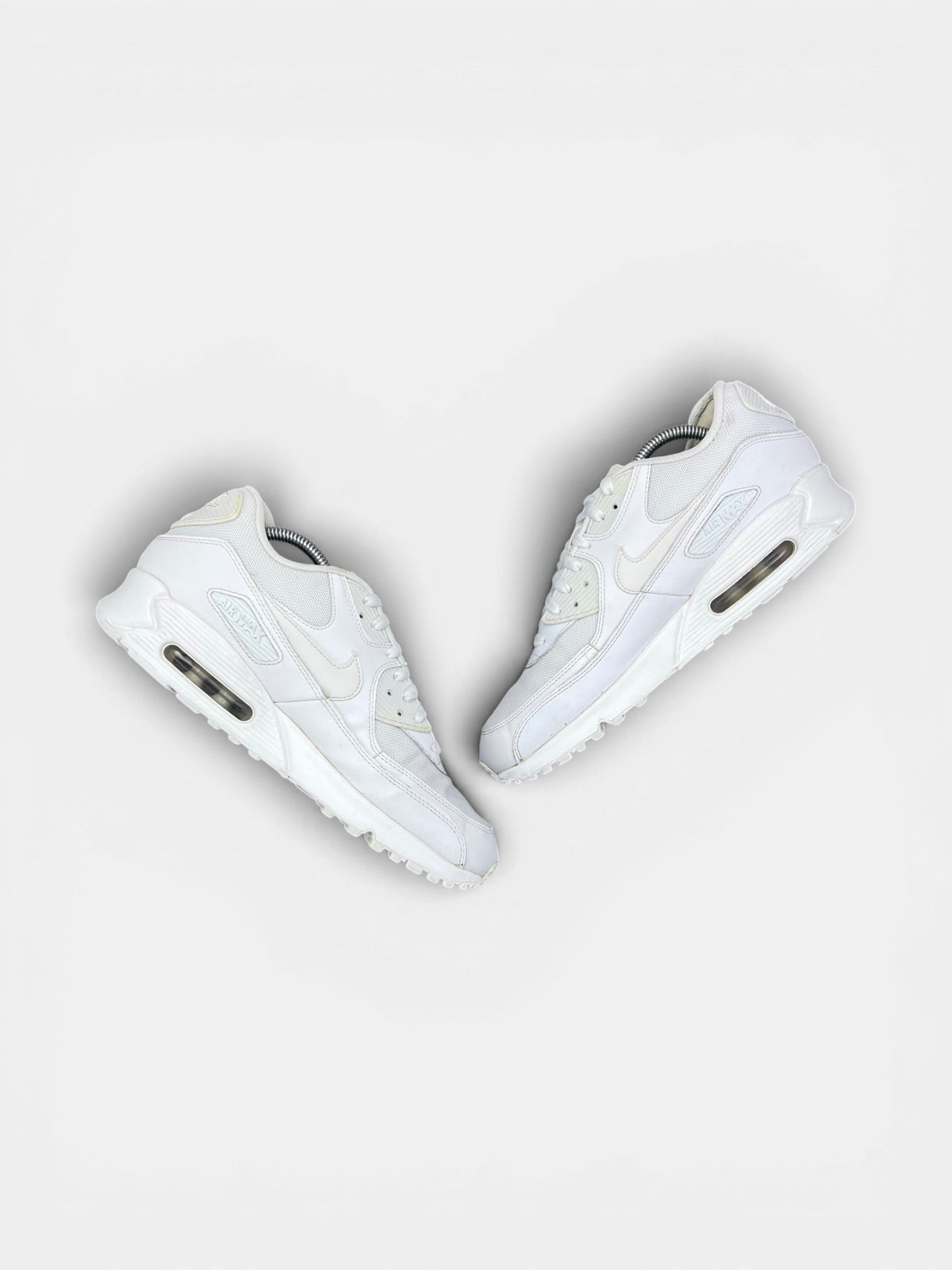Nike Air Max 90 Triple White — buty sportowe męskie w bardzo dobrym stanie rozmiar 43, zewnętrzny panel prawego buta