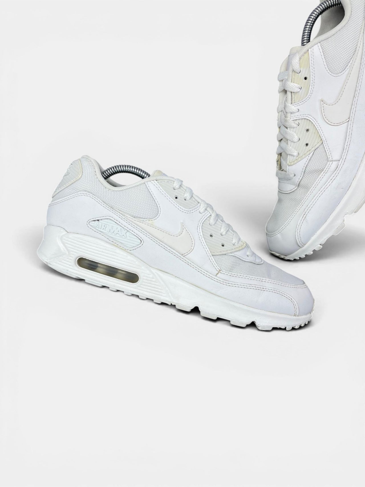 Nike Air Max 90 Triple White — buty sportowe męskie w bardzo dobrym stanie rozmiar 43, zewnętrzny panel lewego buta