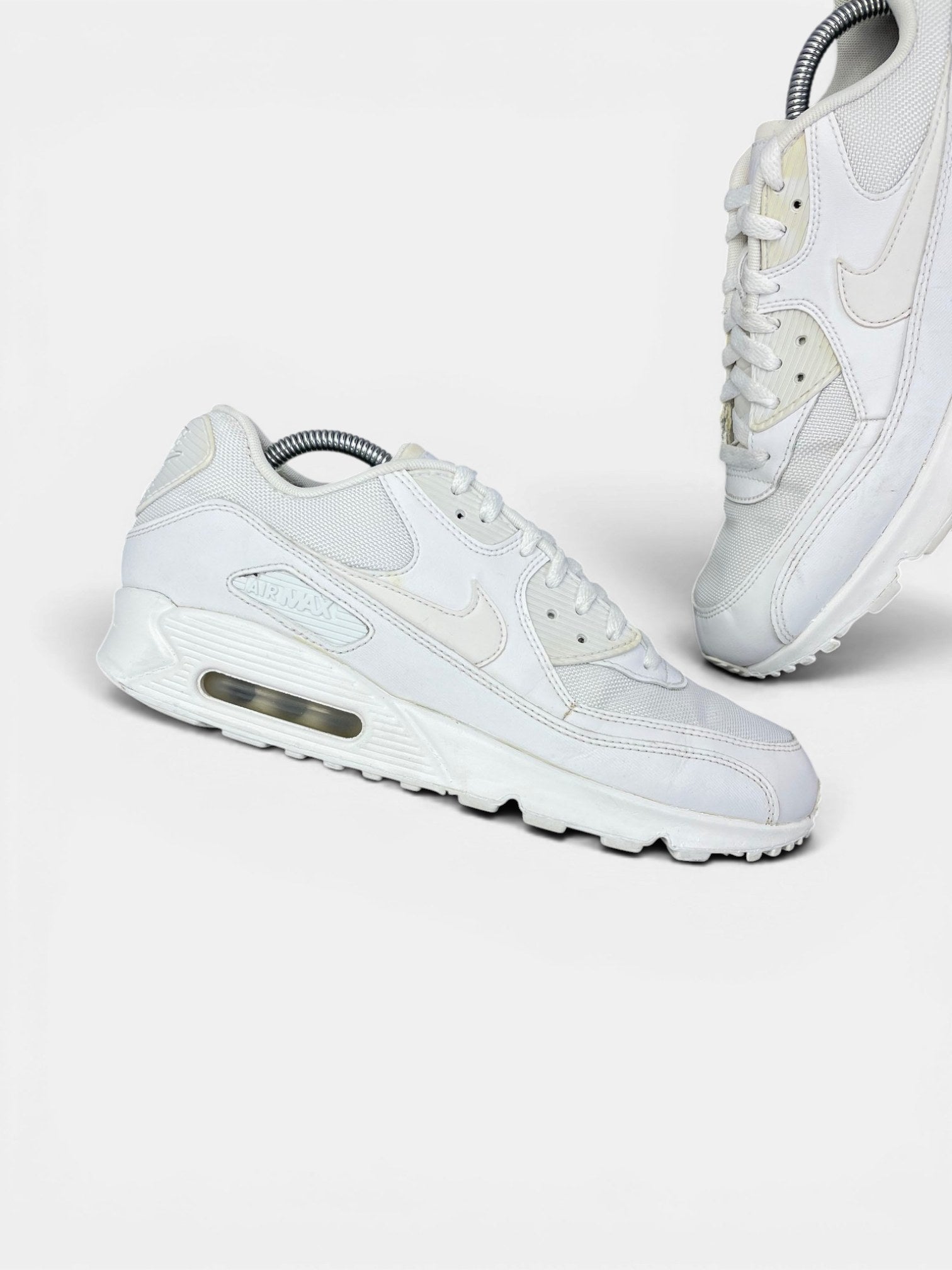 Nike Air Max 90 Triple White — buty sportowe męskie w bardzo dobrym stanie rozmiar 43, zewnętrzny panel lewego buta
