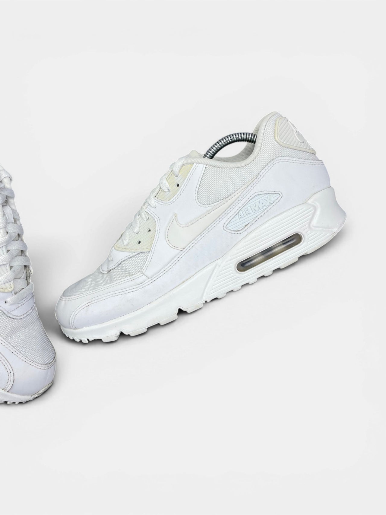 Nike Air Max 90 Triple White — buty sportowe męskie w bardzo dobrym stanie rozmiar 43, widok z góry na wewnętrzną stronę butów
