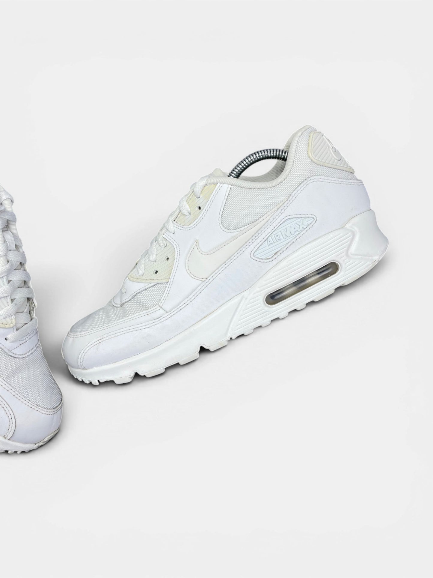 Nike Air Max 90 Triple White — buty sportowe męskie w bardzo dobrym stanie rozmiar 43, widok z góry na wewnętrzną stronę butów
